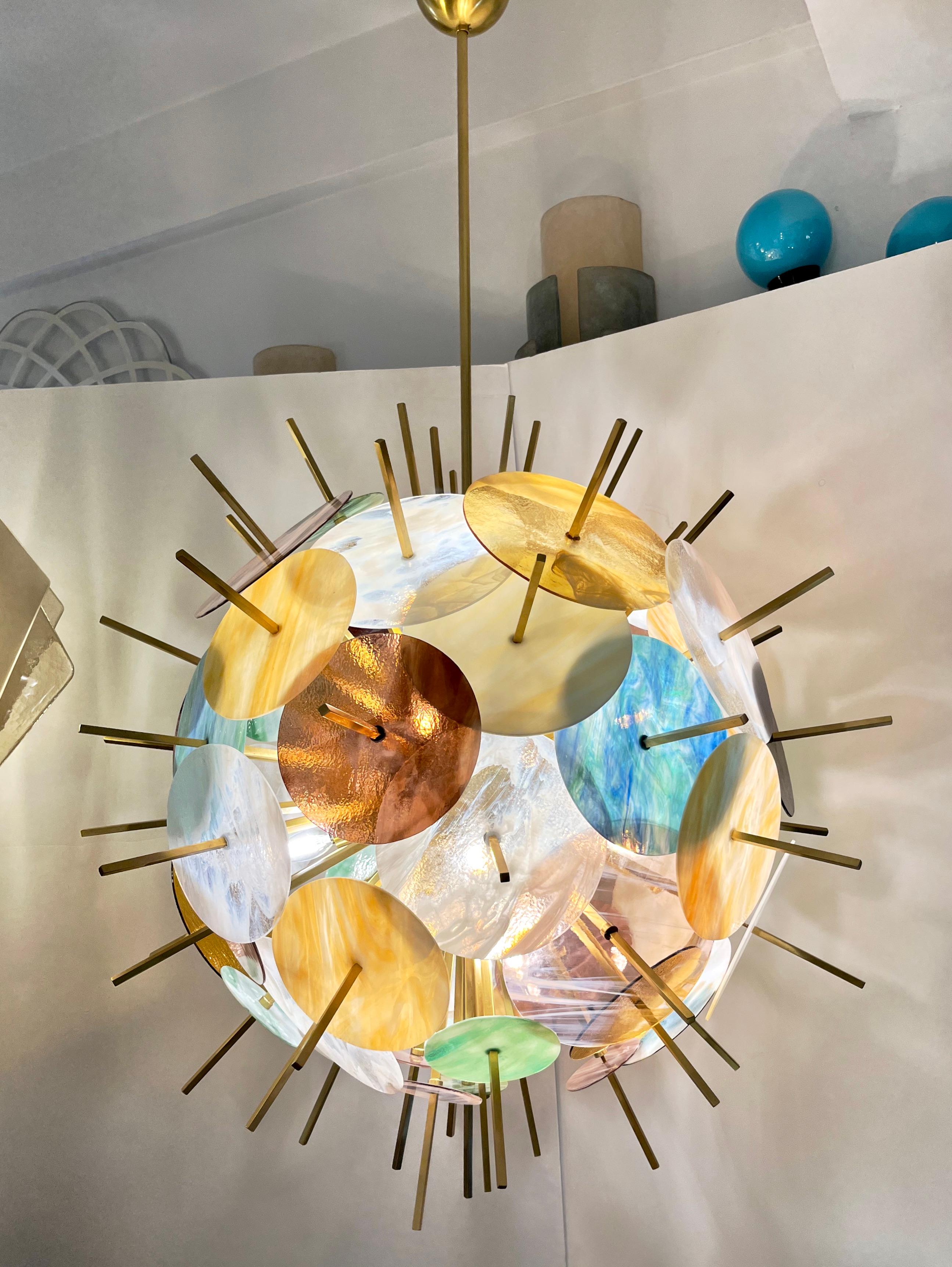 Zeitgenössischer italienischer Sputnik-Kronleuchter aus Messing und pastellfarbenem Muranoglas mit runder Kugel im Angebot 7
