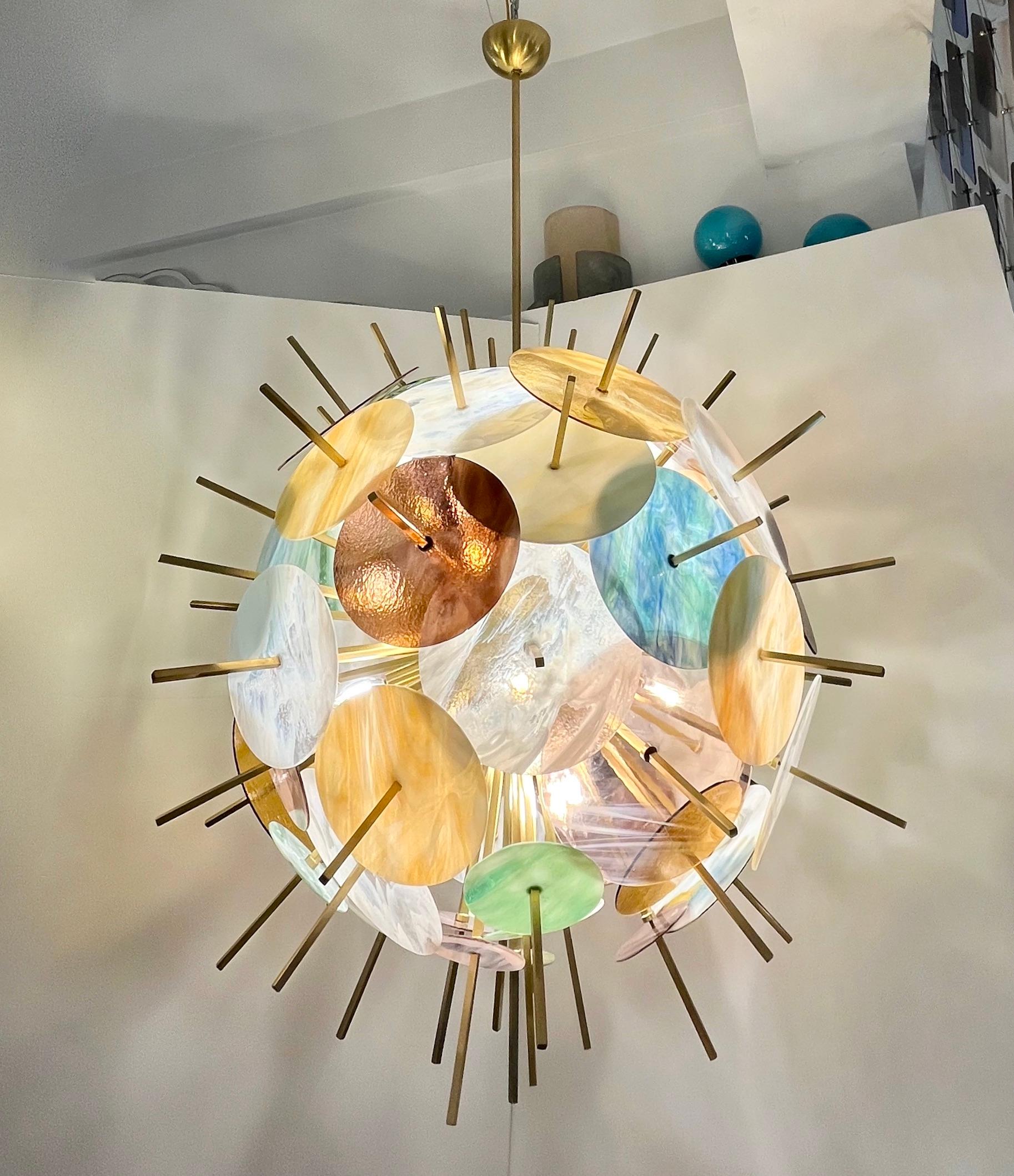 Zeitgenössischer italienischer Sputnik-Kronleuchter aus Messing und pastellfarbenem Muranoglas mit runder Kugel im Angebot 8