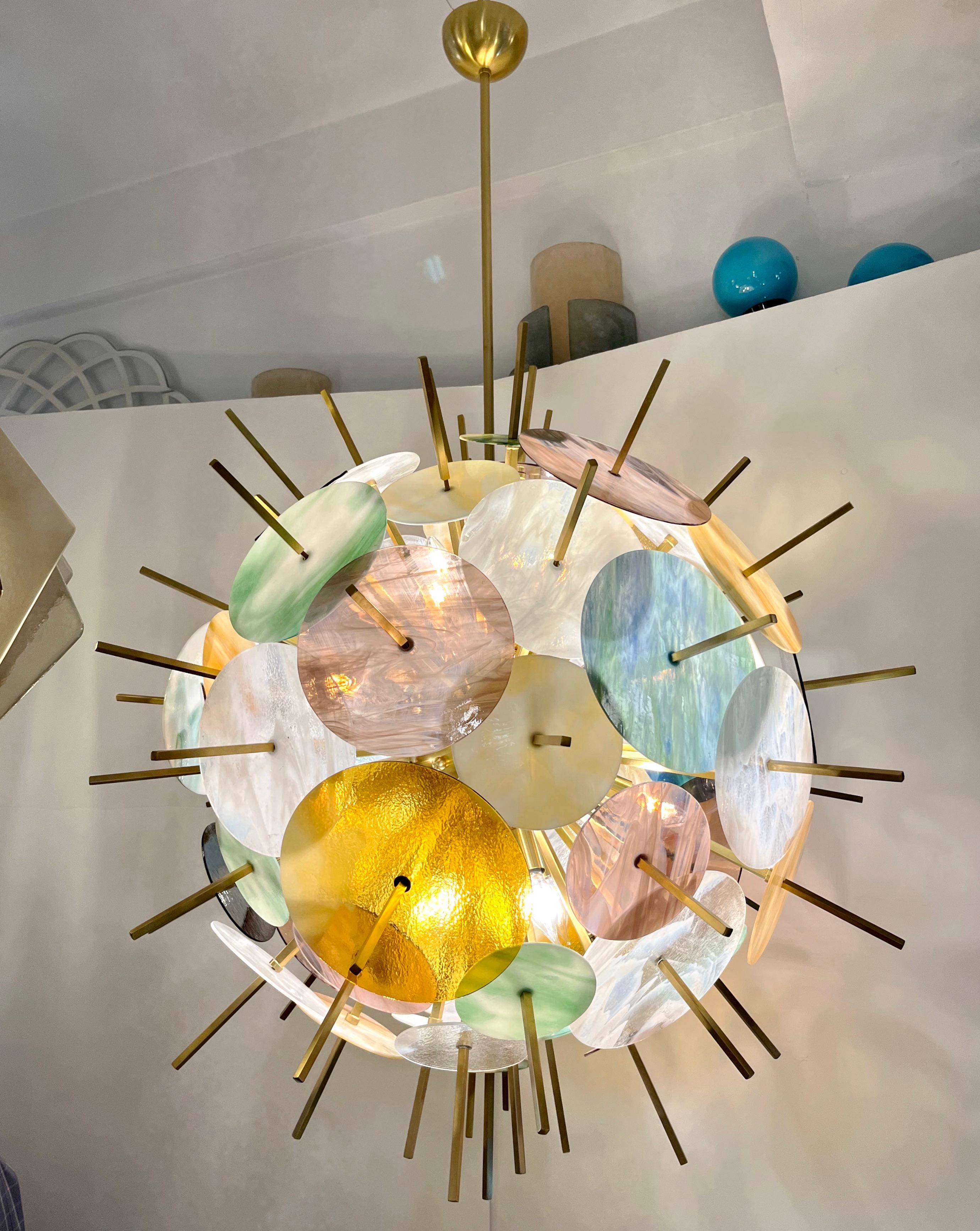 Zeitgenössischer italienischer Sputnik-Kronleuchter aus Messing und pastellfarbenem Muranoglas mit runder Kugel im Angebot 9