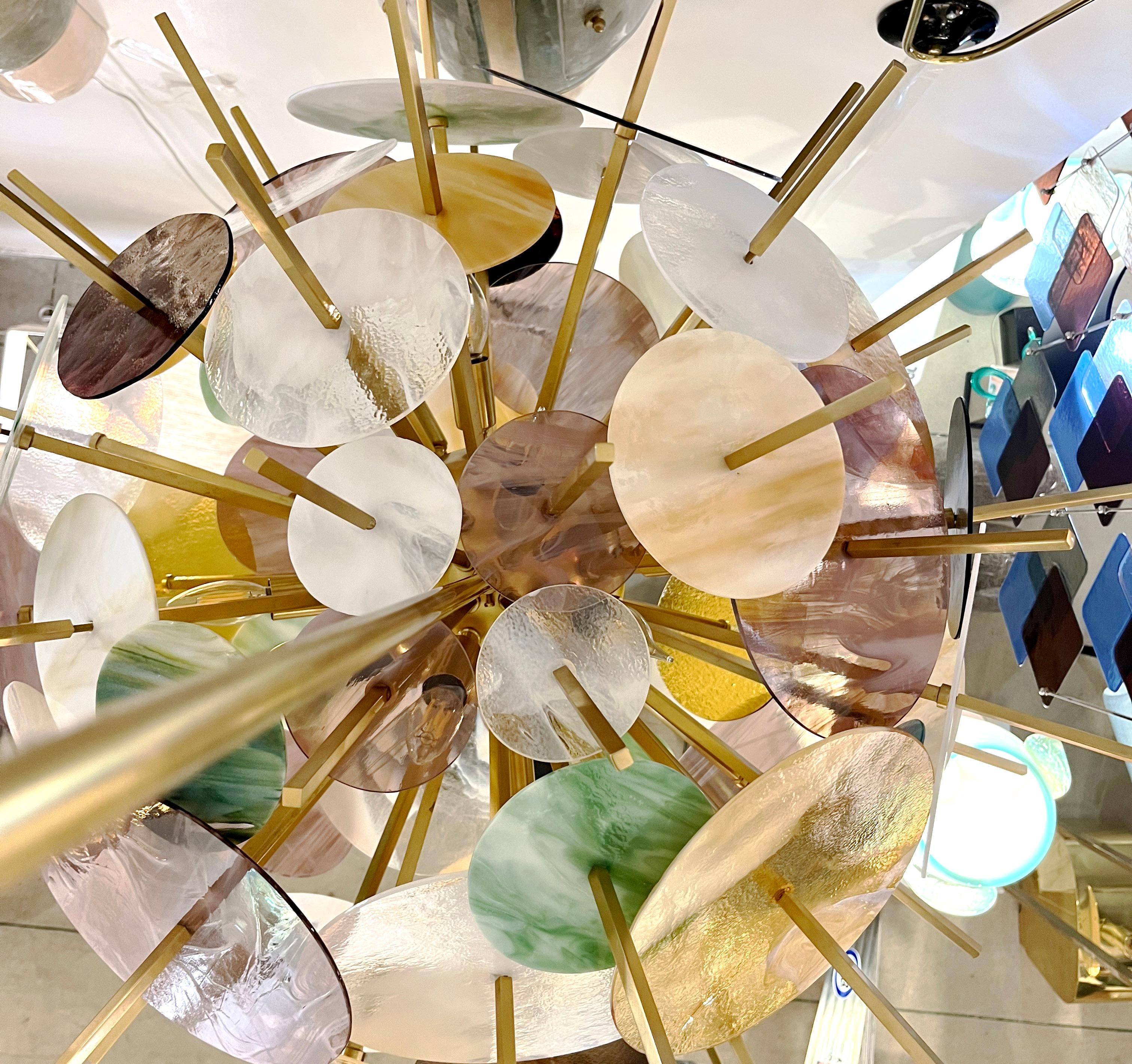 Zeitgenössischer italienischer Sputnik-Kronleuchter aus Messing und pastellfarbenem Muranoglas mit runder Kugel im Angebot 10