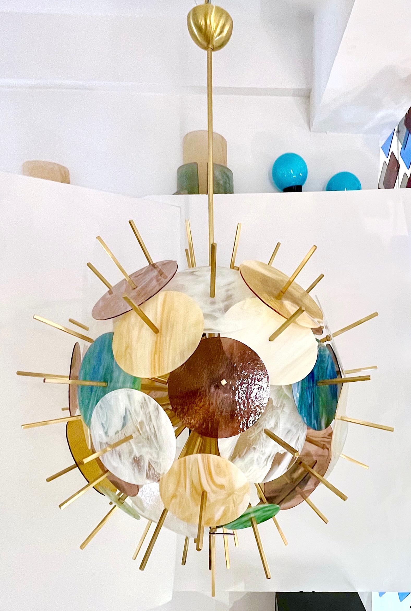 Zeitgenössischer, exklusiver italienischer Sputnik-Kronleuchter in runder Form, vollständig handgefertigt, ein verlockendes, modernes, rundes Design mit einer Messingstruktur, die aus einem zentralen Kern besteht, der ausladende Messing-Baguettes
