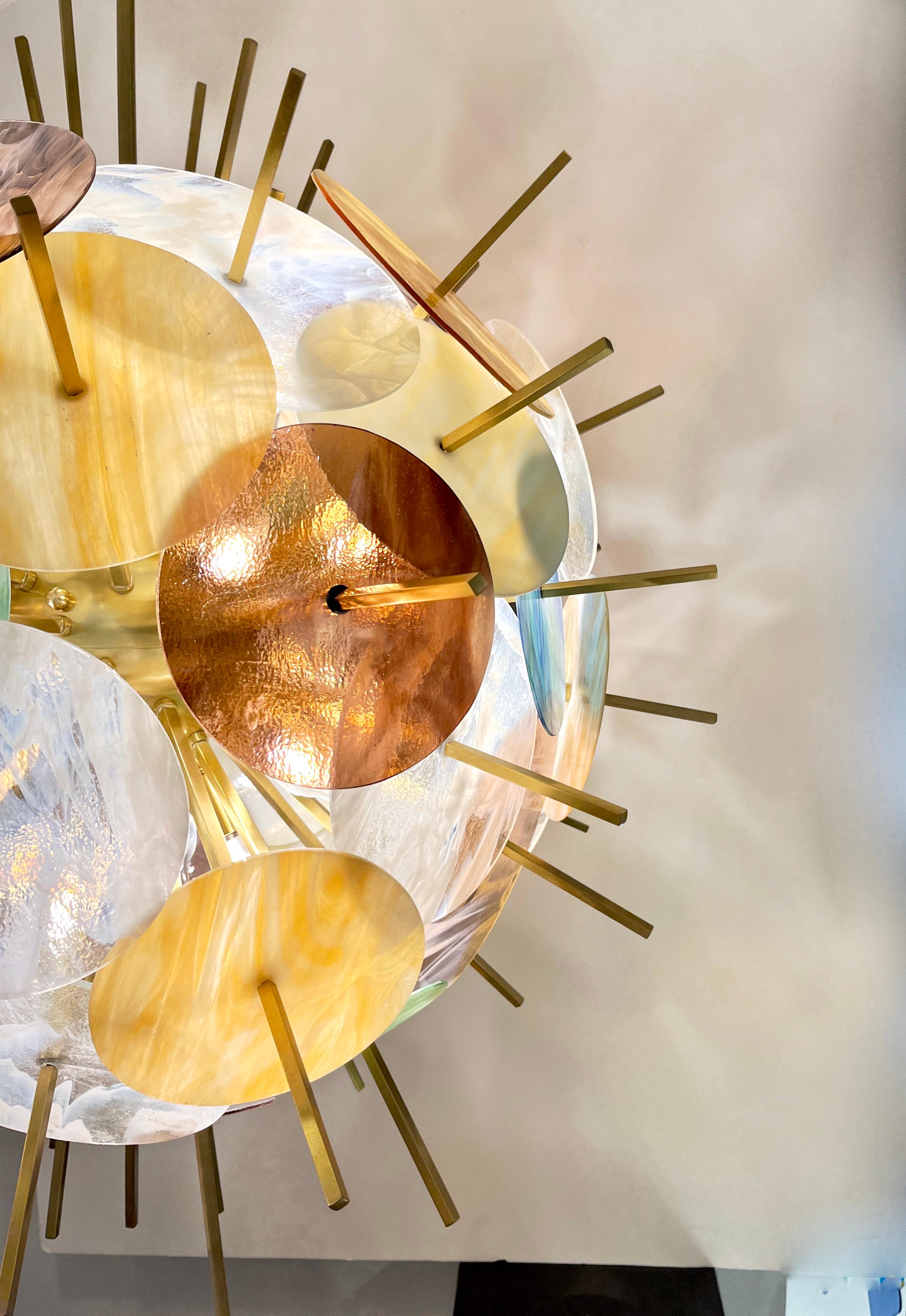 Zeitgenössischer italienischer Sputnik-Kronleuchter aus Messing und pastellfarbenem Muranoglas mit runder Kugel (Organische Moderne) im Angebot