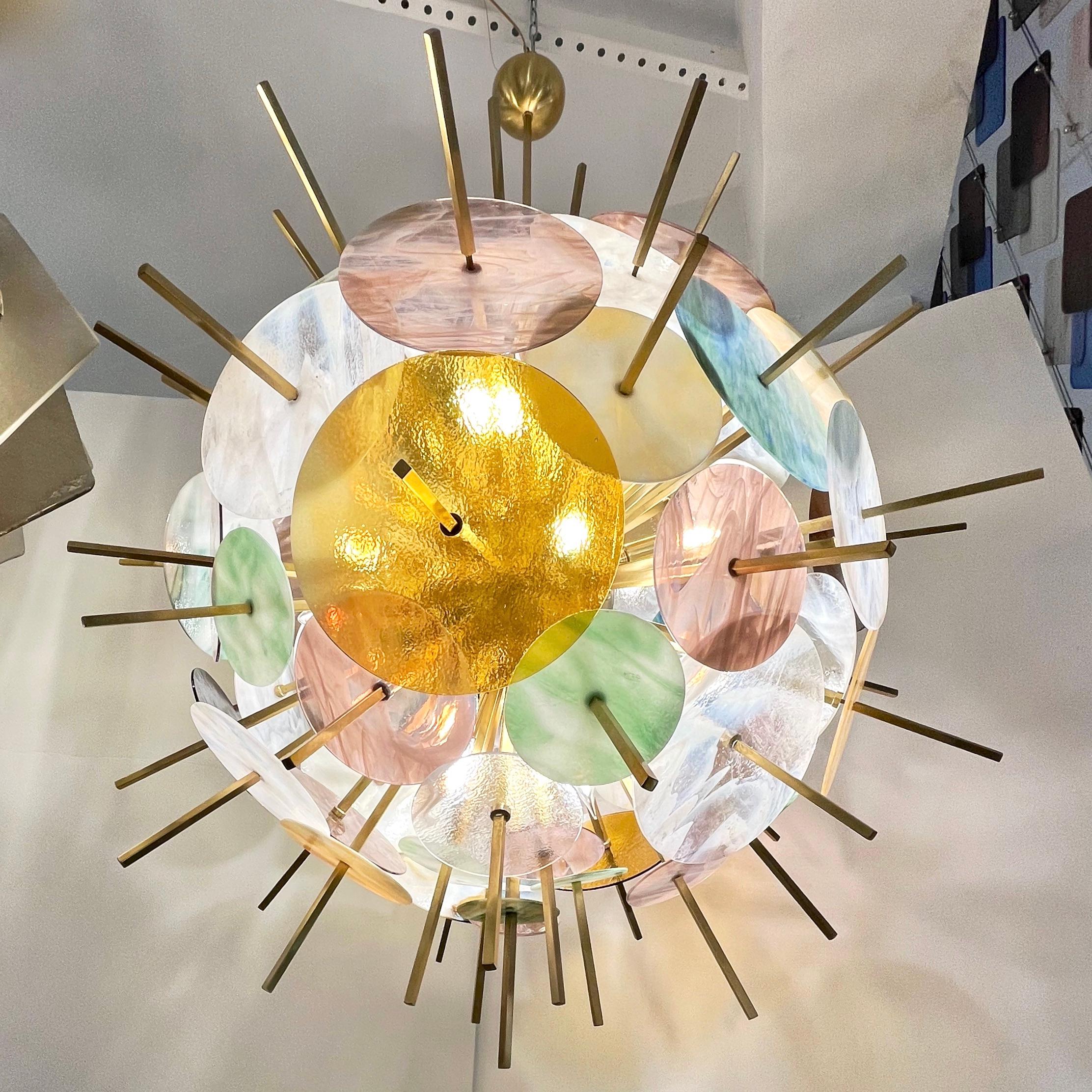 Zeitgenössischer italienischer Sputnik-Kronleuchter aus Messing und pastellfarbenem Muranoglas mit runder Kugel (Italienisch) im Angebot