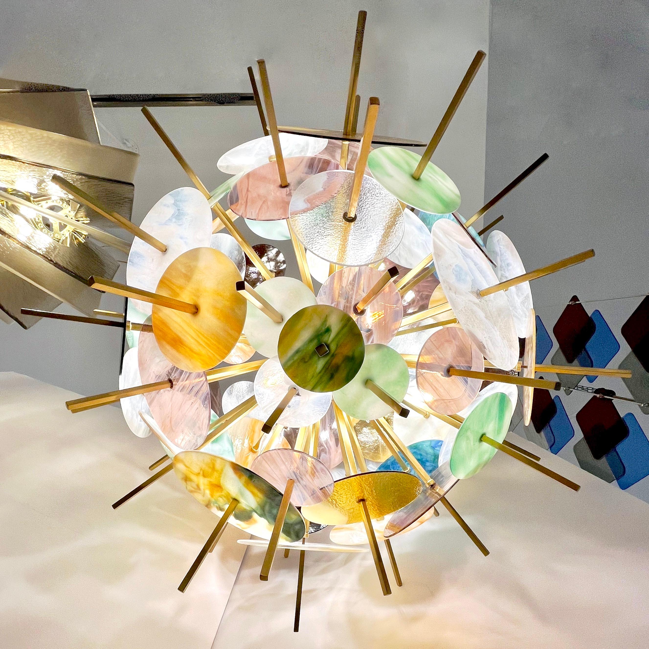Zeitgenössischer italienischer Sputnik-Kronleuchter aus Messing und pastellfarbenem Muranoglas mit runder Kugel (Handgefertigt) im Angebot