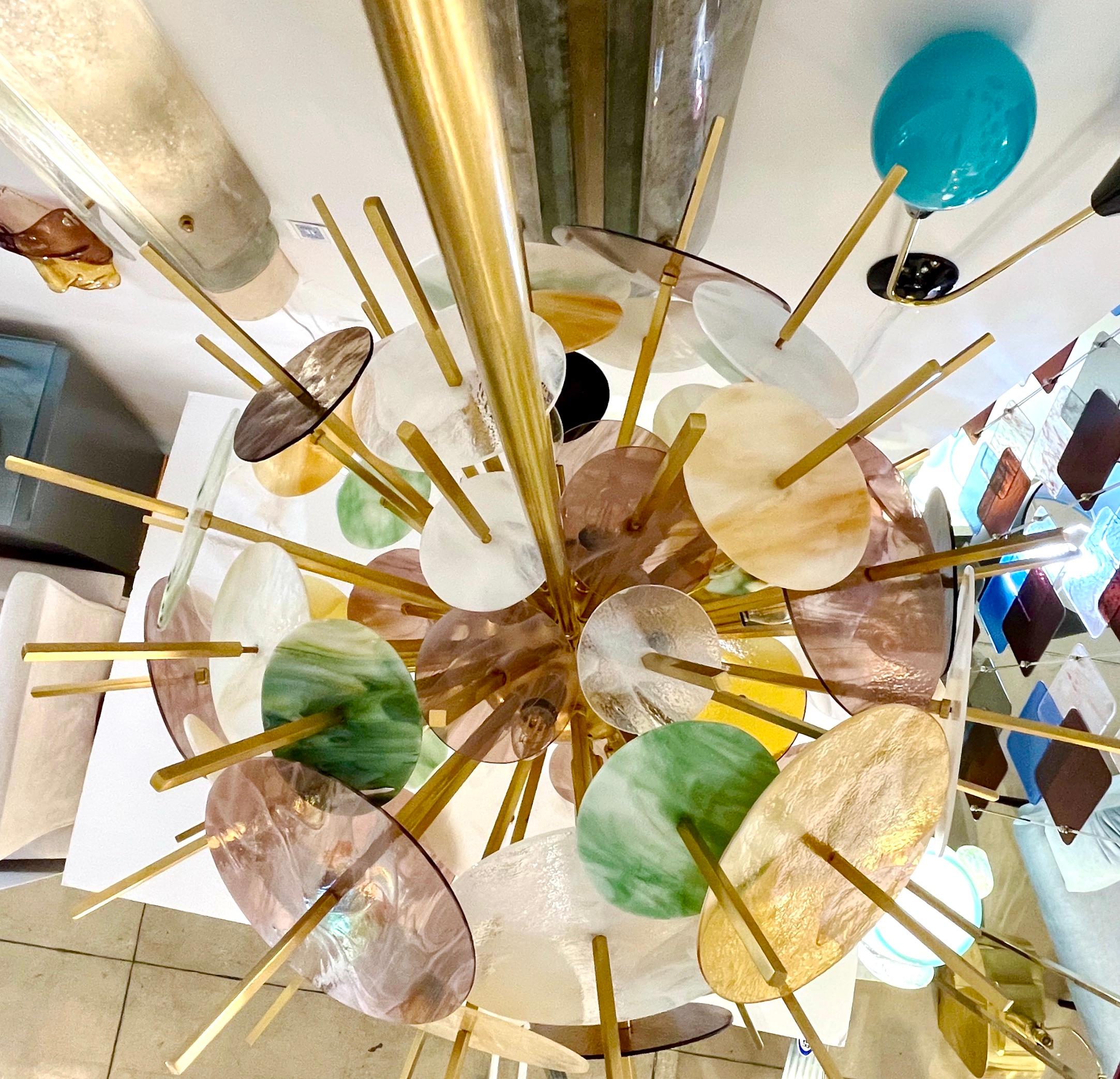 Zeitgenössischer italienischer Sputnik-Kronleuchter aus Messing und pastellfarbenem Muranoglas mit runder Kugel im Zustand „Neu“ im Angebot in New York, NY