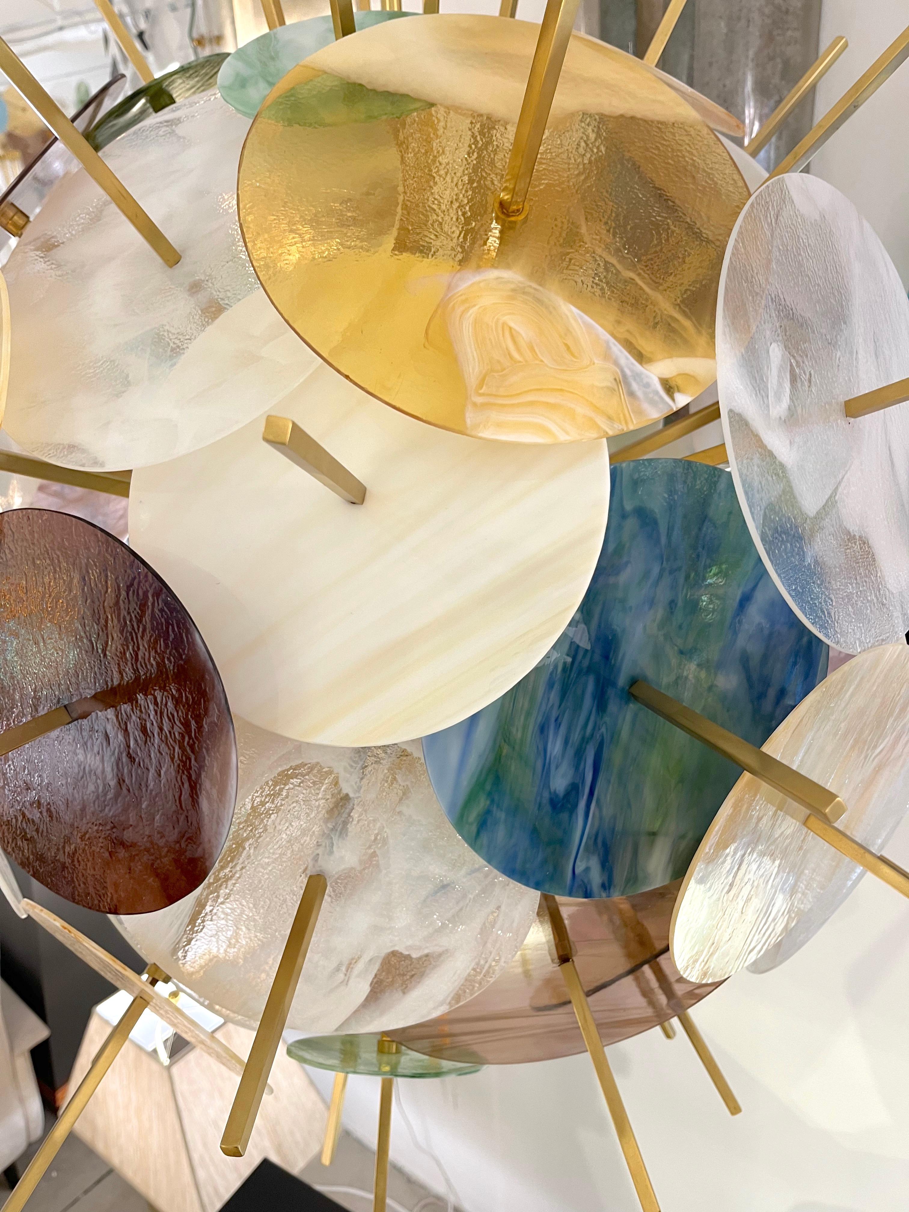 Zeitgenössischer italienischer Sputnik-Kronleuchter aus Messing und pastellfarbenem Muranoglas mit runder Kugel (21. Jahrhundert und zeitgenössisch) im Angebot