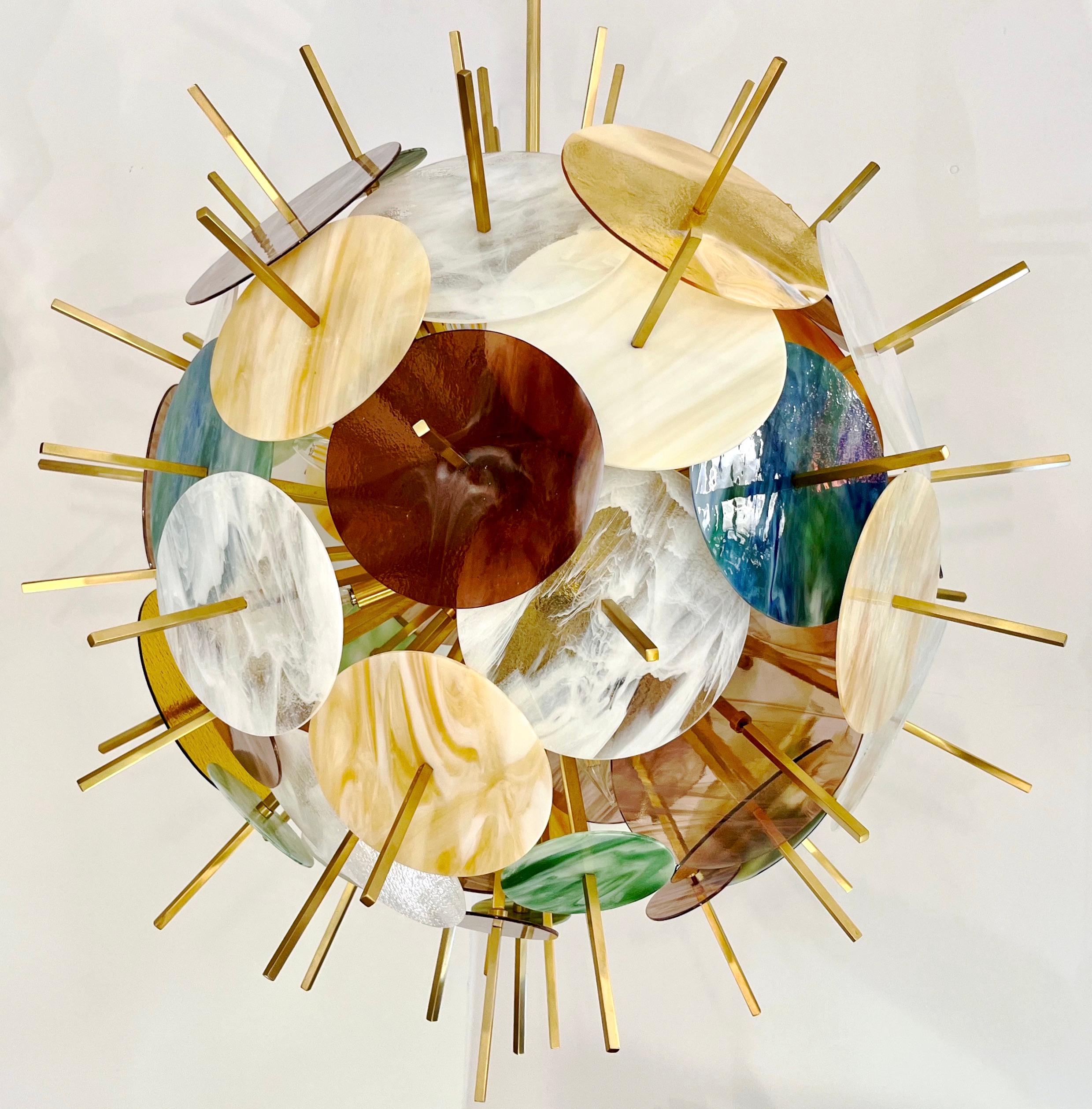 Zeitgenössischer italienischer Sputnik-Kronleuchter aus Messing und pastellfarbenem Muranoglas mit runder Kugel im Angebot 1