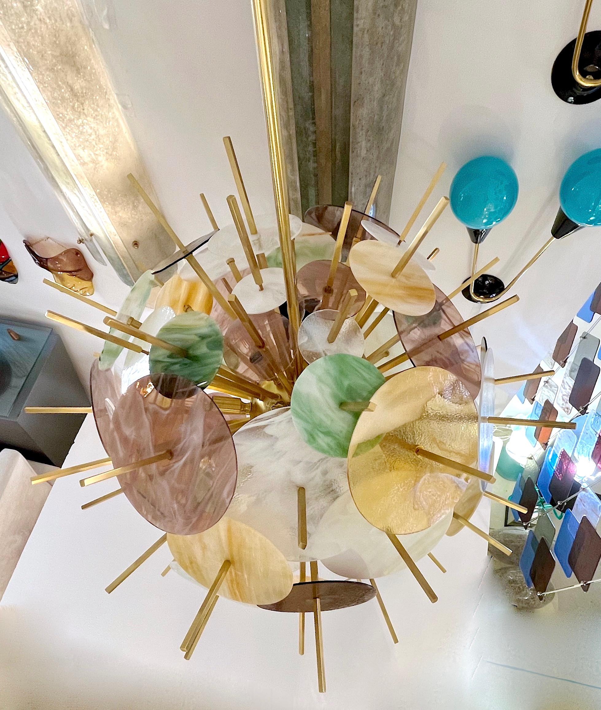 Zeitgenössischer italienischer Sputnik-Kronleuchter aus Messing und pastellfarbenem Muranoglas mit runder Kugel im Angebot 2