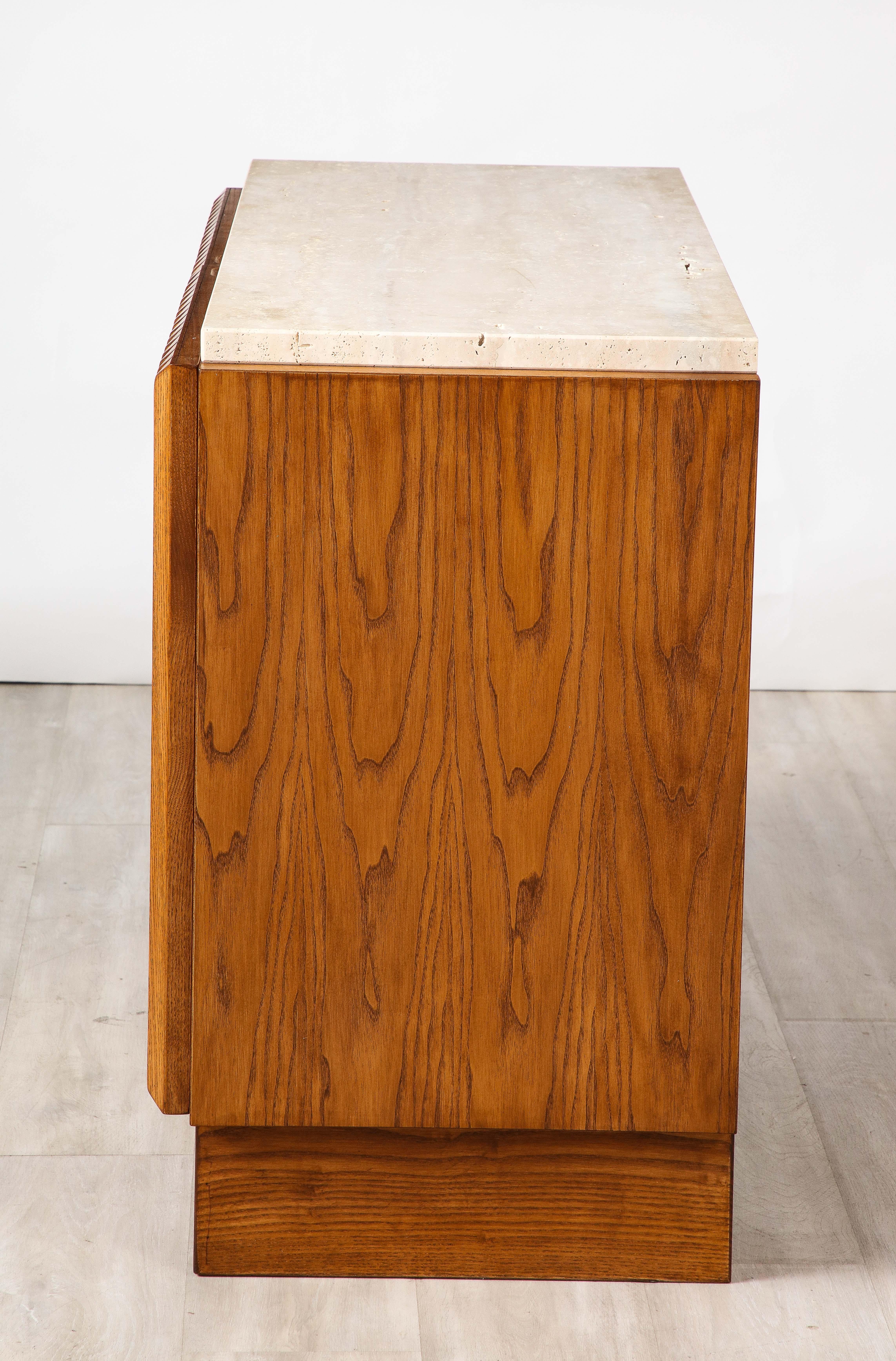 Cabinet italien contemporain en chêne sculpté et travertin en vente 2