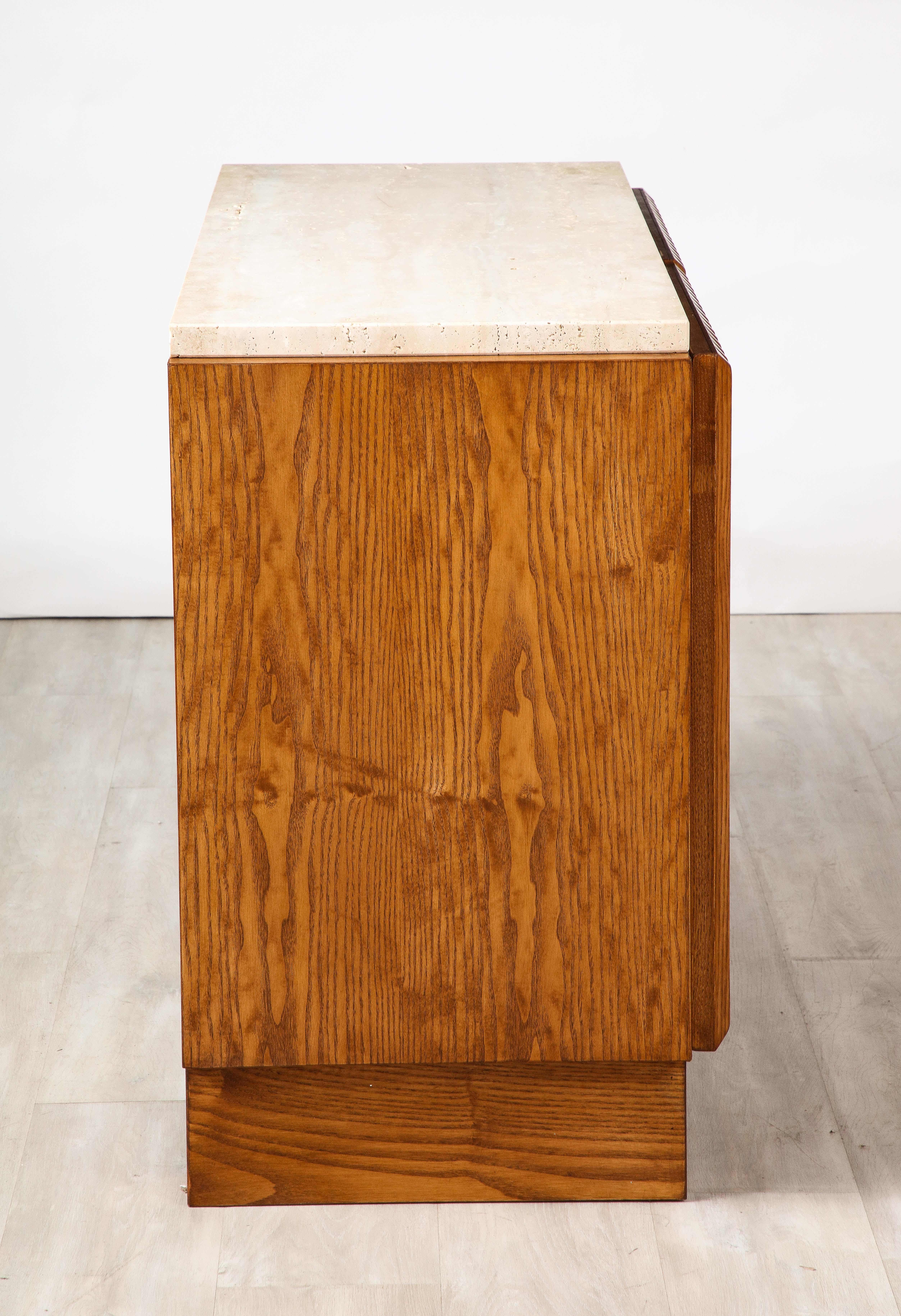 Cabinet italien contemporain en chêne sculpté et travertin en vente 4