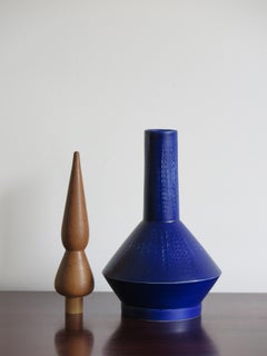 Vase bleu en céramique italienne contemporaine conçu par Capperidicasa
