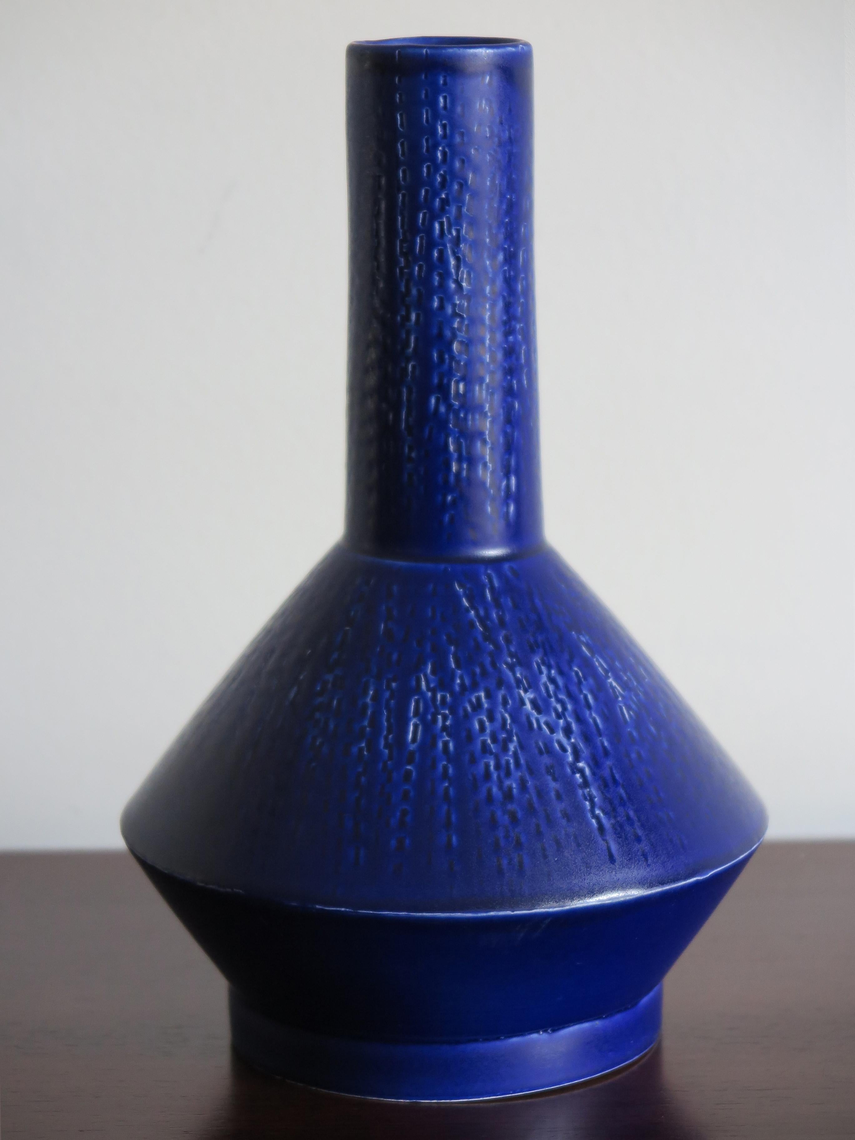 Italienische zeitgenössische blaue Keramikvase entworfen von Capperidicasa (Moderne) im Angebot