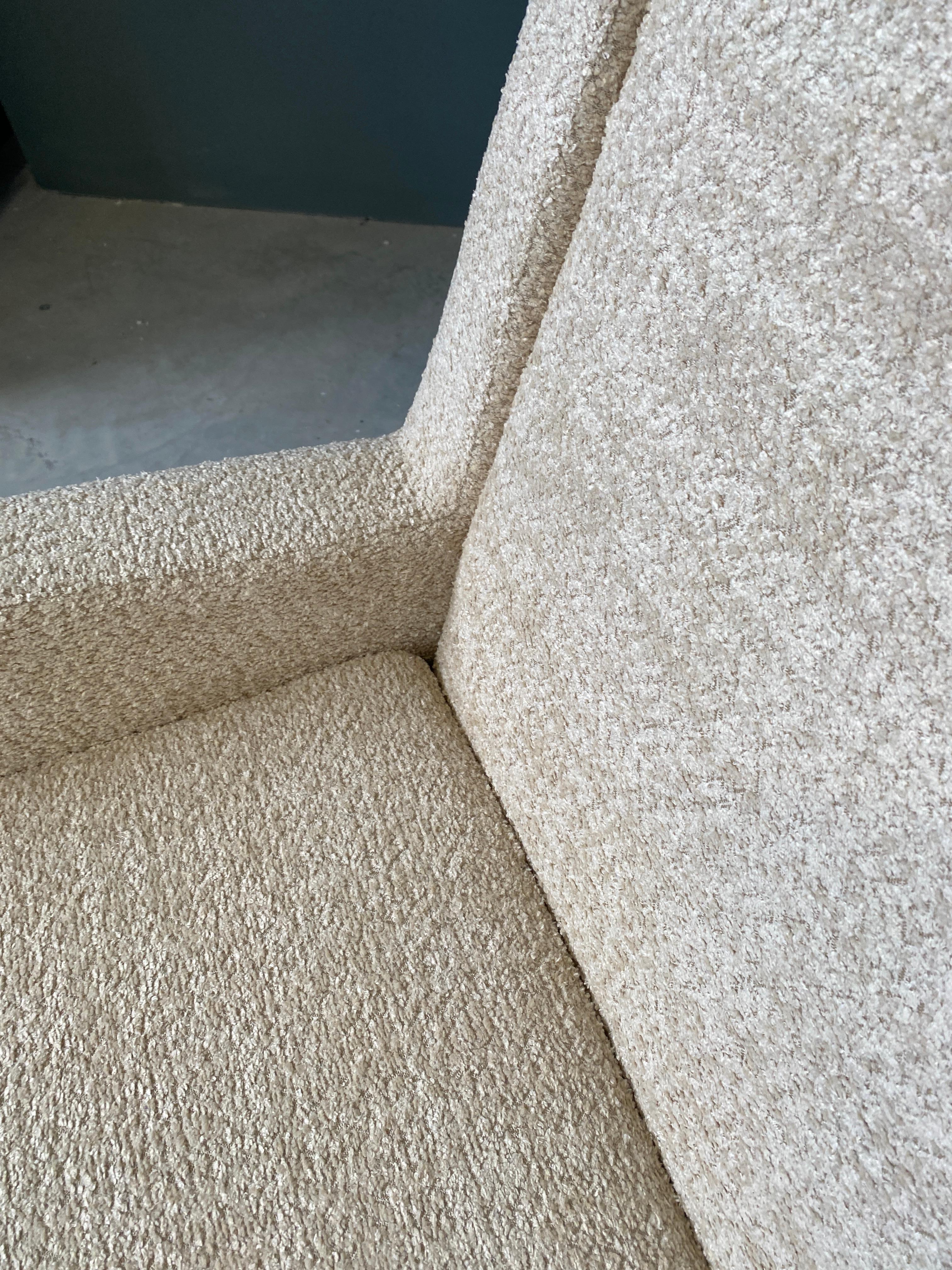 Fatto a mano Poltrona italiana contemporanea in ciniglia bianco crema e Wood in vendita