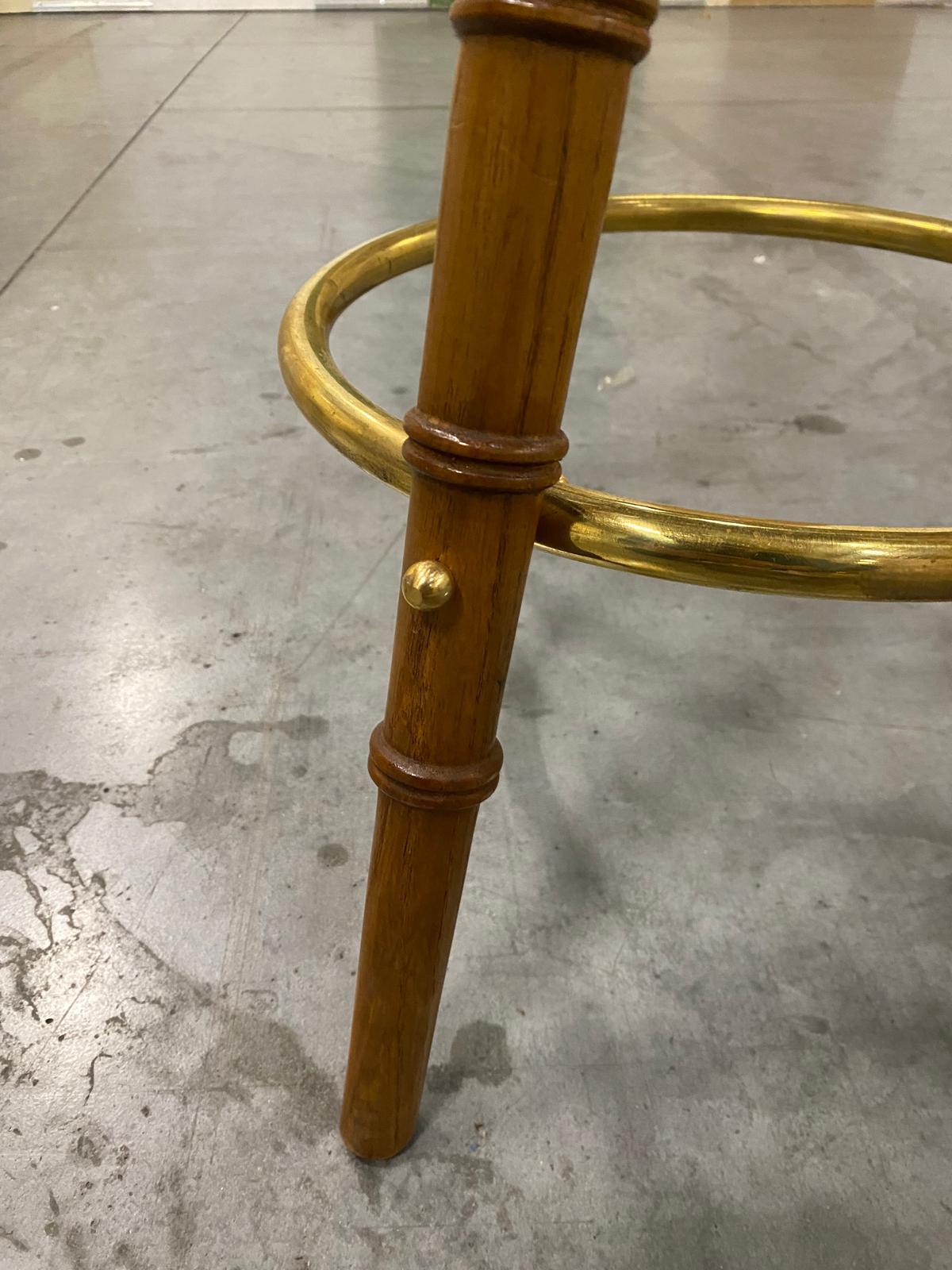 Magnifique tabouret recouvert de tissu blanc crème, conçu et fabriqué à la main par nos soins avec une structure en bois massif, avec des garnitures en laiton.
Les jambes représentent un faux bambou.
C'est un objet de grande qualité et de