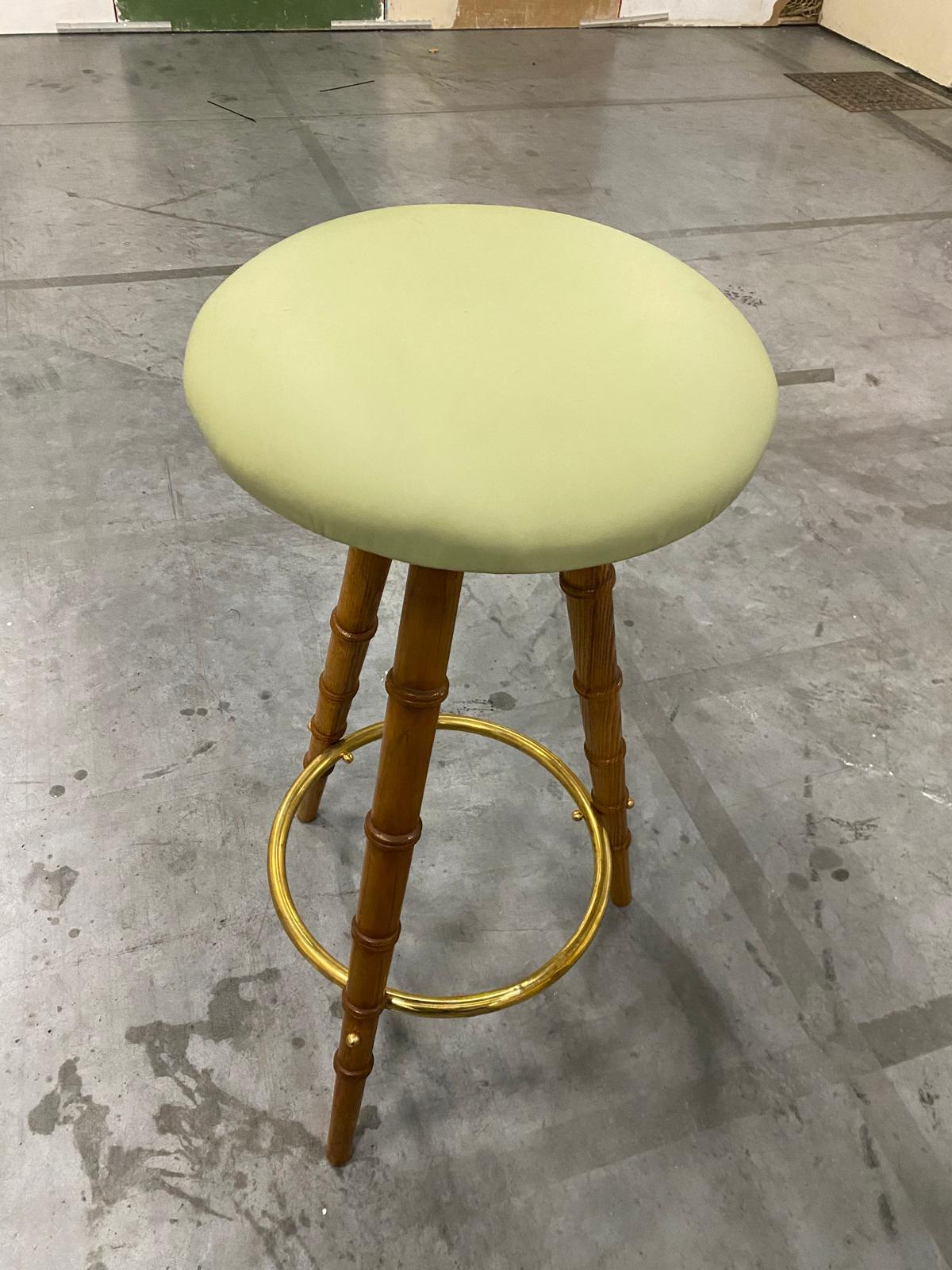 Mid-Century Modern Tabouret contemporain italien en tissu blanc crème, en laiton et en bois de bambou en vente