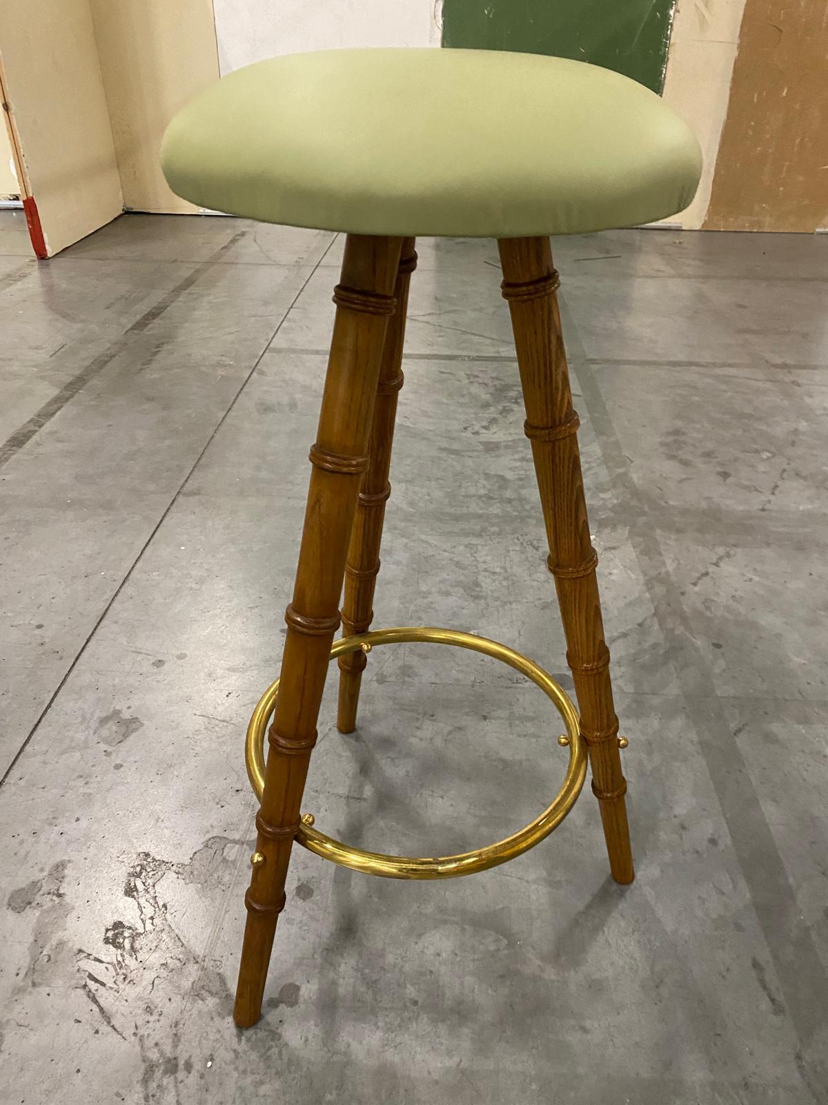 Chenille Tabouret contemporain italien en tissu blanc crème, en laiton et en bois de bambou en vente