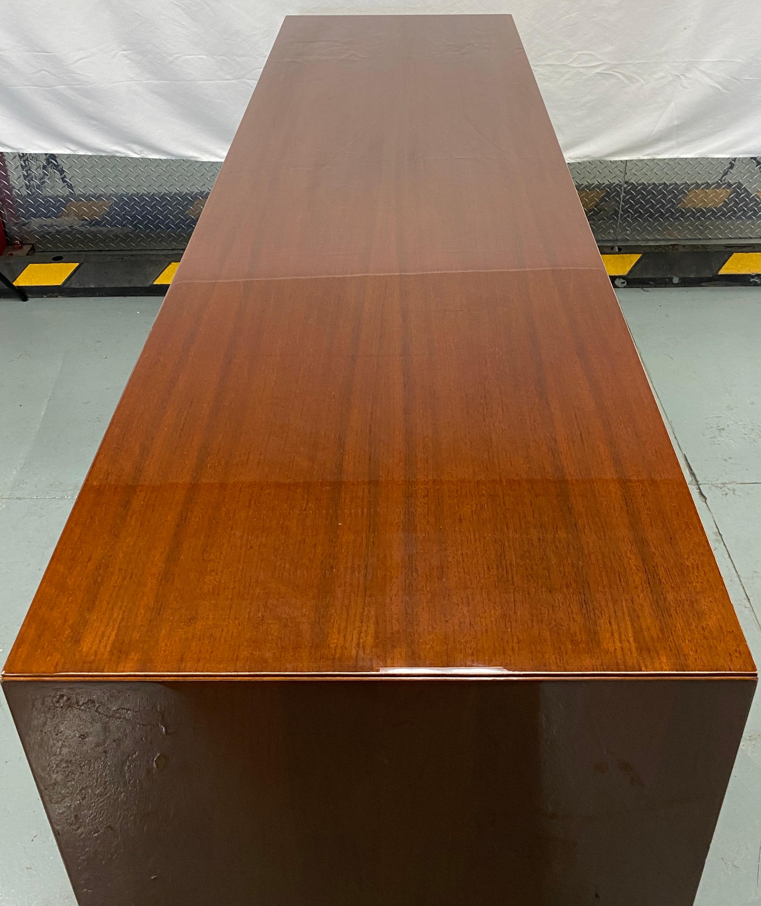 Splendida credenza disegnata da Nicole Miller per Excelsior. Costruito con Wood e impiallacciature di ottima qualità. È composto da tre cassetti al centro, affiancati da due ante su entrambi i lati che si aprono per rivelare un ripiano interno.