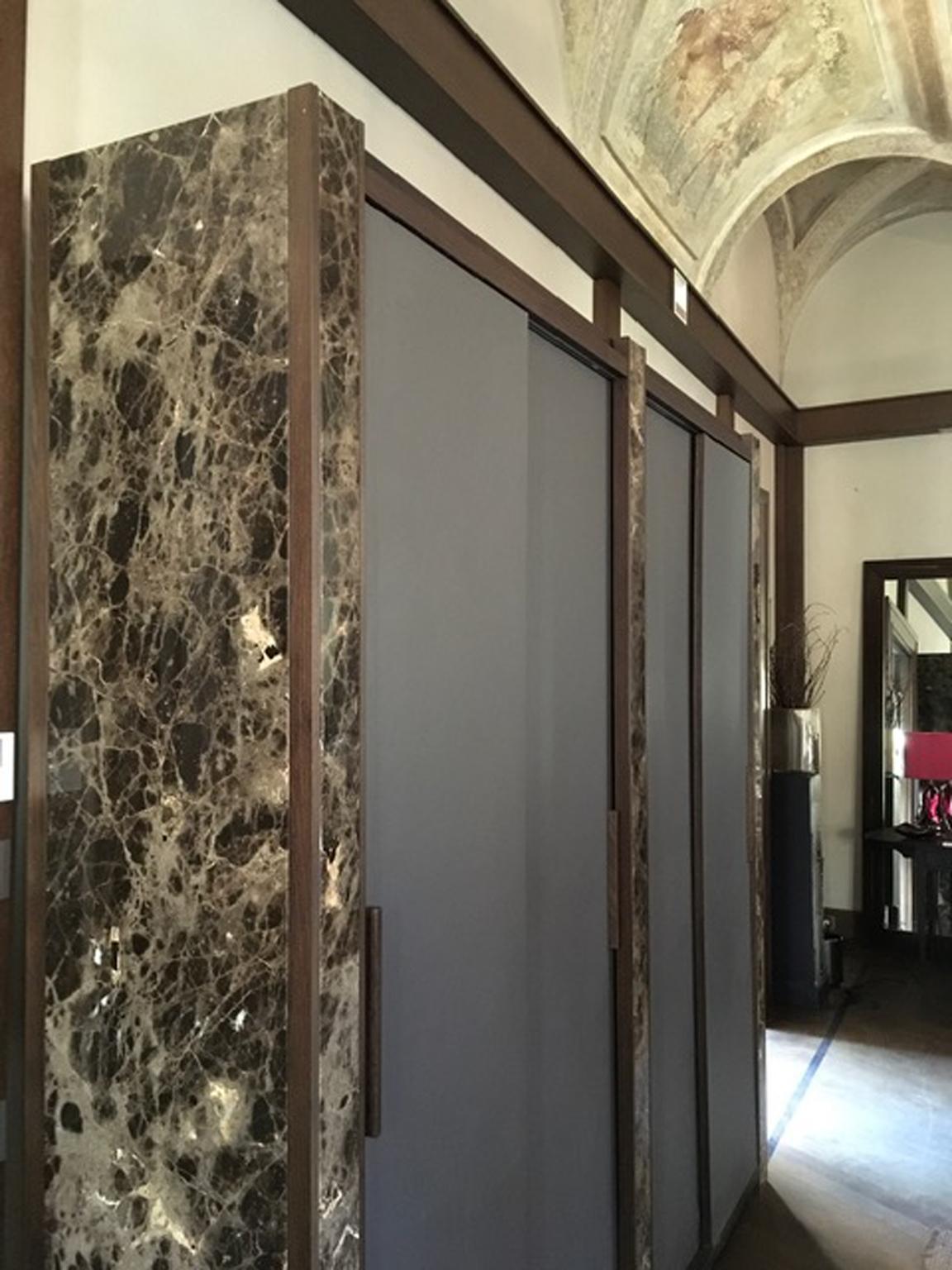 Armario de diseño contemporáneo italiano de mármol negro y madera de roble en venta 3