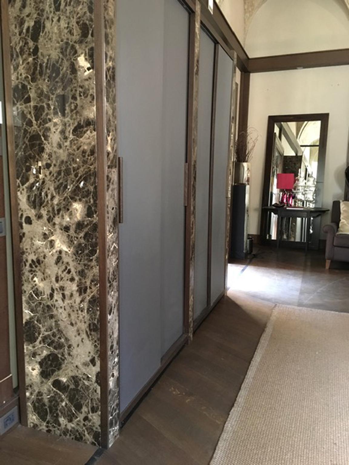 Armario de diseño contemporáneo italiano de mármol negro y madera de roble en venta 4