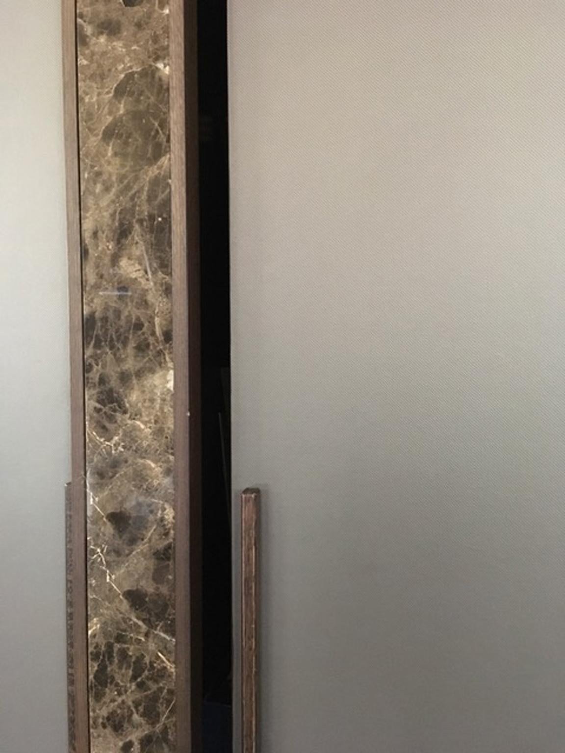 Armario de diseño contemporáneo italiano de mármol negro y madera de roble en venta 6