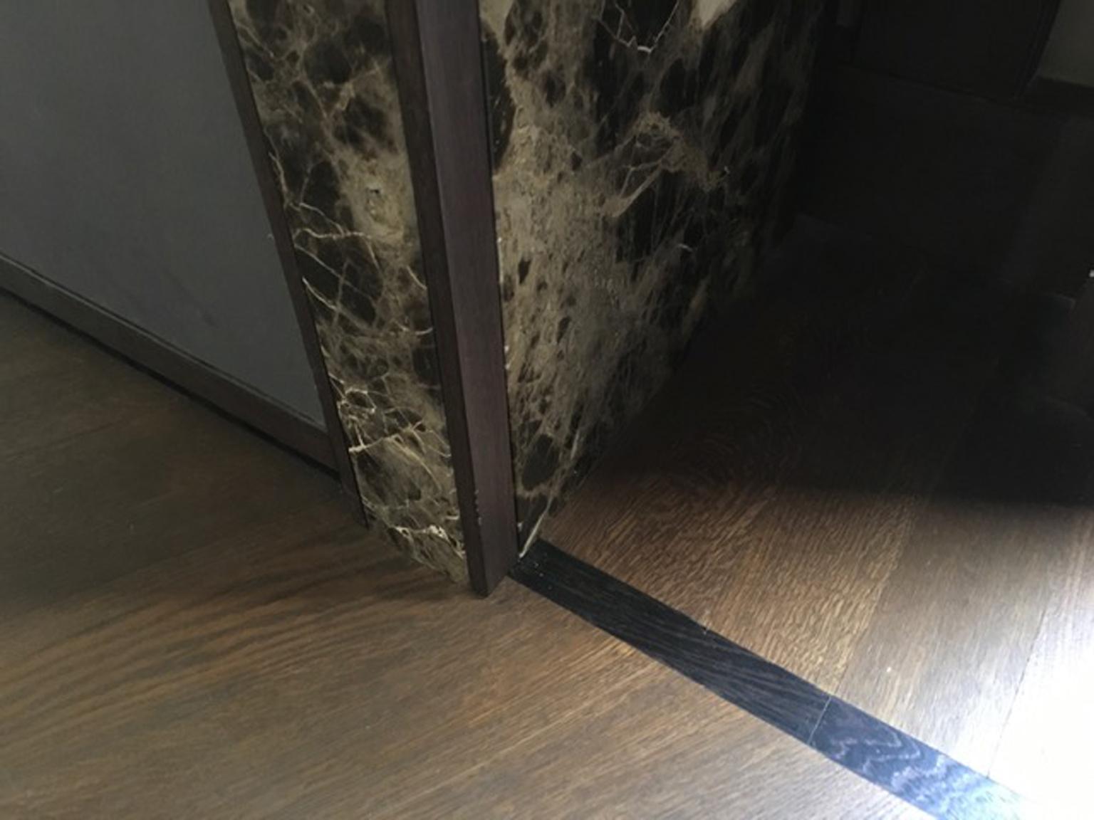 Armario de diseño contemporáneo italiano de mármol negro y madera de roble en venta 11
