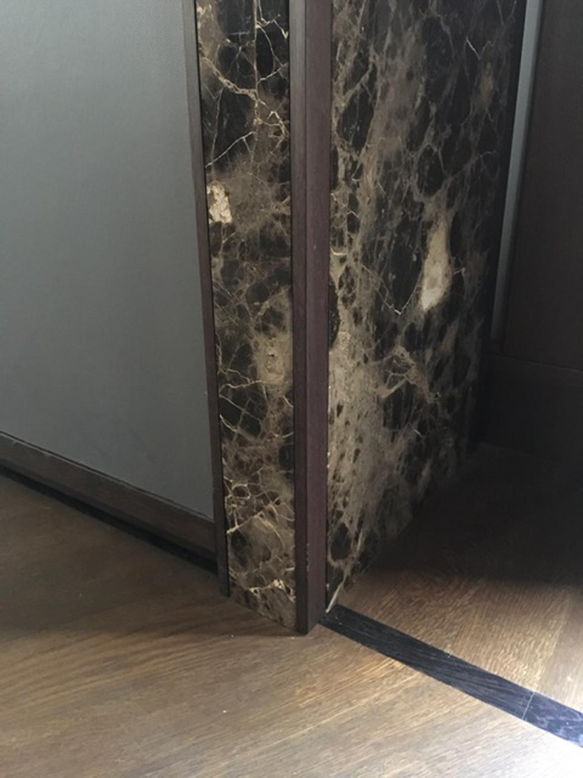 Armario de diseño contemporáneo italiano de mármol negro y madera de roble en venta 12