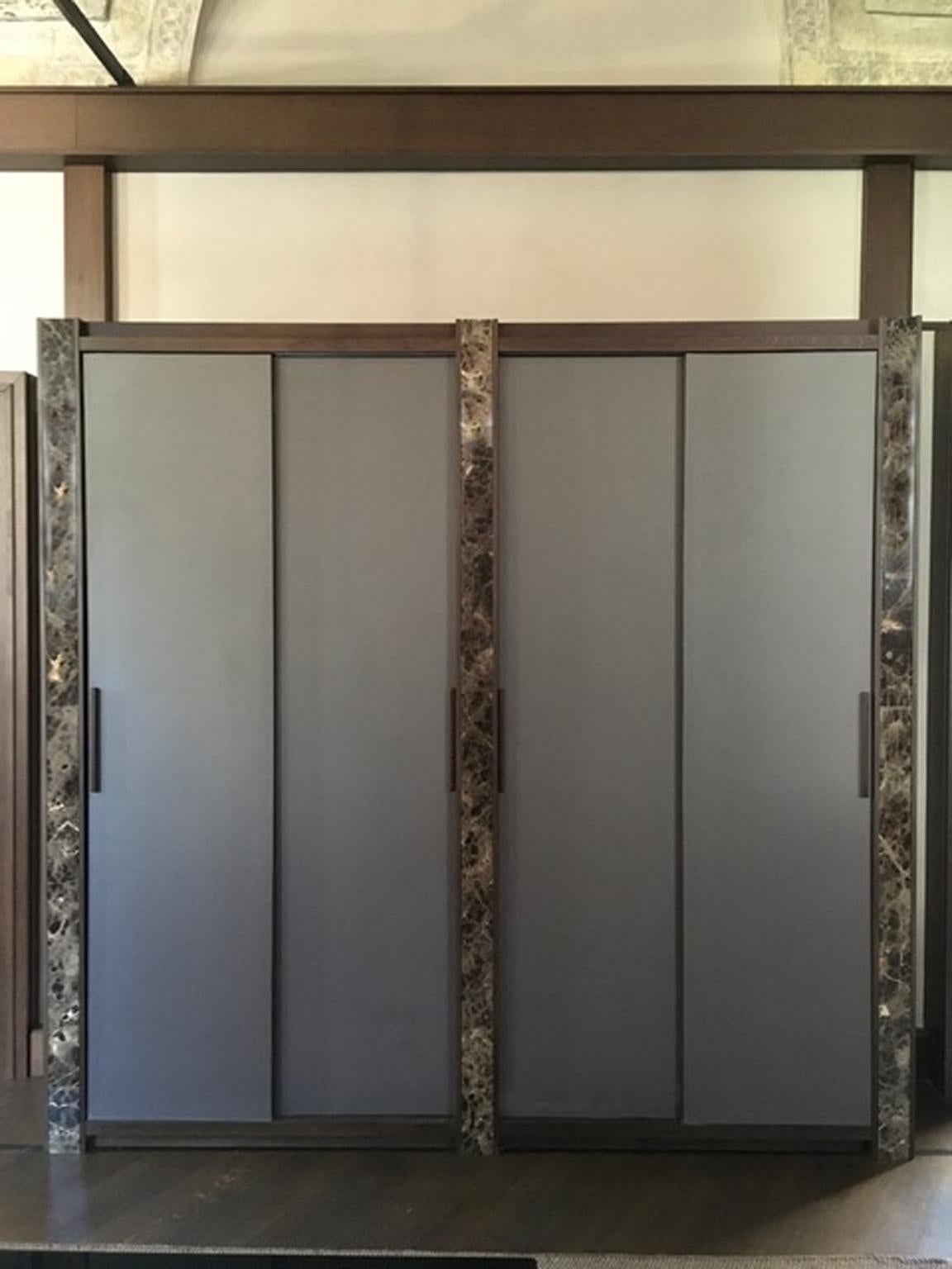 Este magnífico armario está hecho a mano en todas sus partes por un equipo de maestros artesanos italianos.
La estructura está realizada en roble de color marrón oscuro. Las puertas correderas están acabadas con un papel pintado en tejido técnico