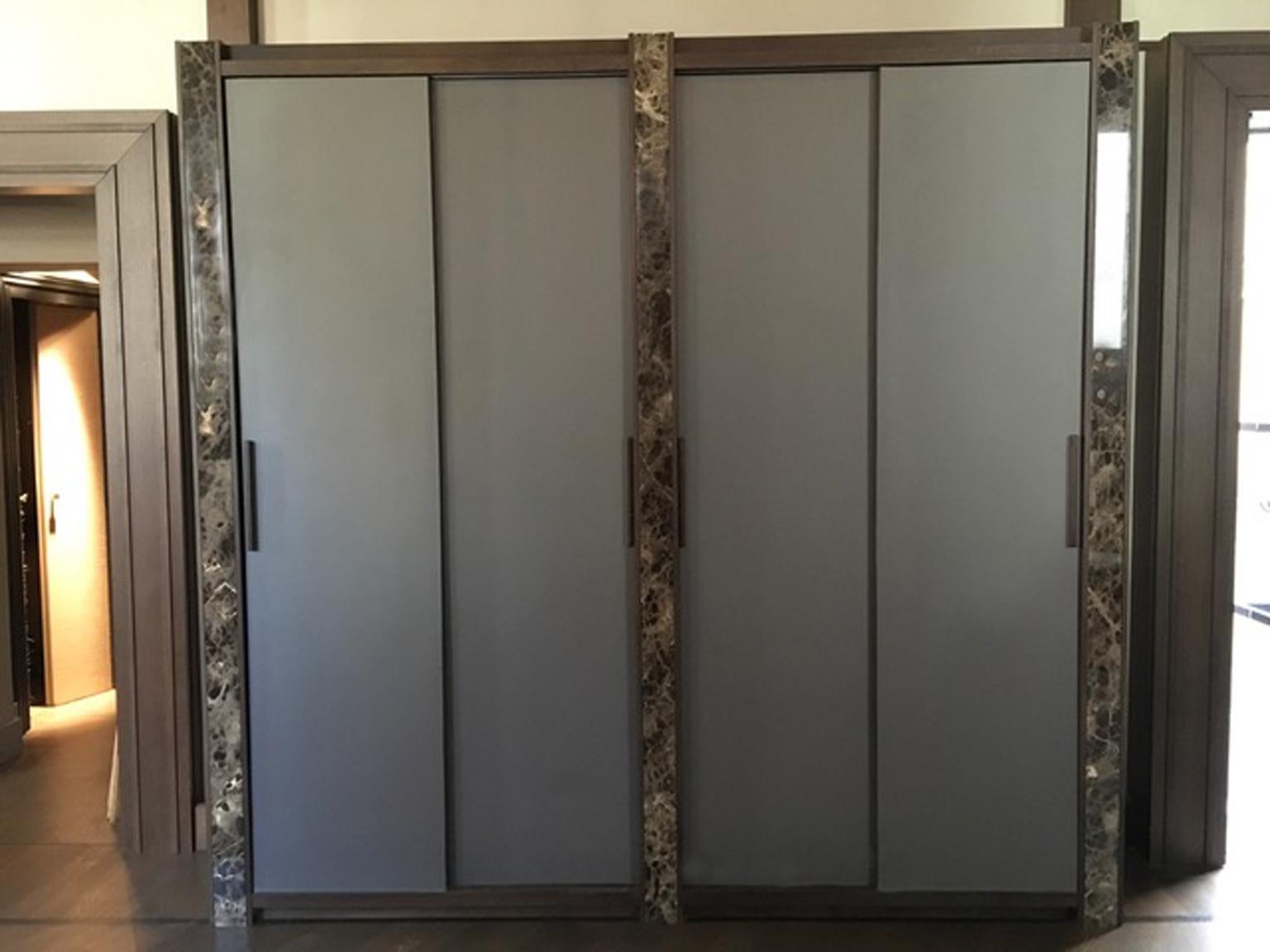 Armario de diseño contemporáneo italiano de mármol negro y madera de roble Moderno en venta