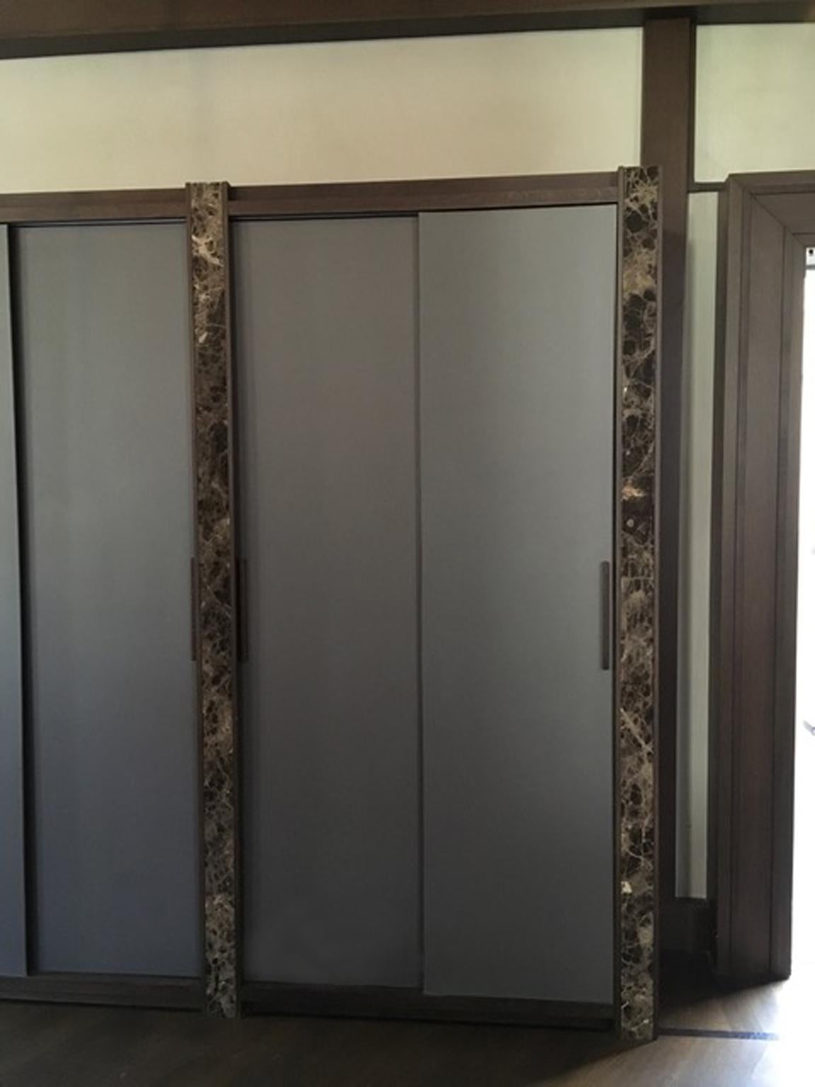 Armoire italienne contemporaine en bois de chêne et marbre noir de design italien Bon état - En vente à Brescia, IT