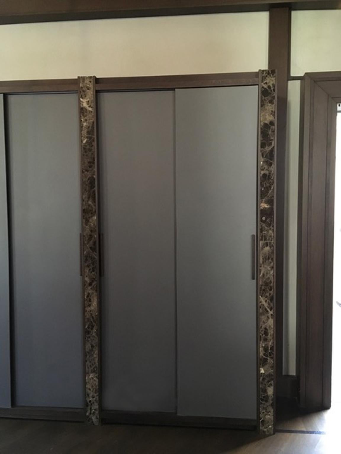 Armario de diseño contemporáneo italiano de mármol negro y madera de roble Italiano en venta