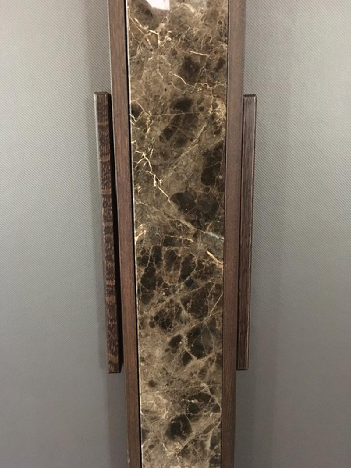 Armario de diseño contemporáneo italiano de mármol negro y madera de roble Mármol en venta