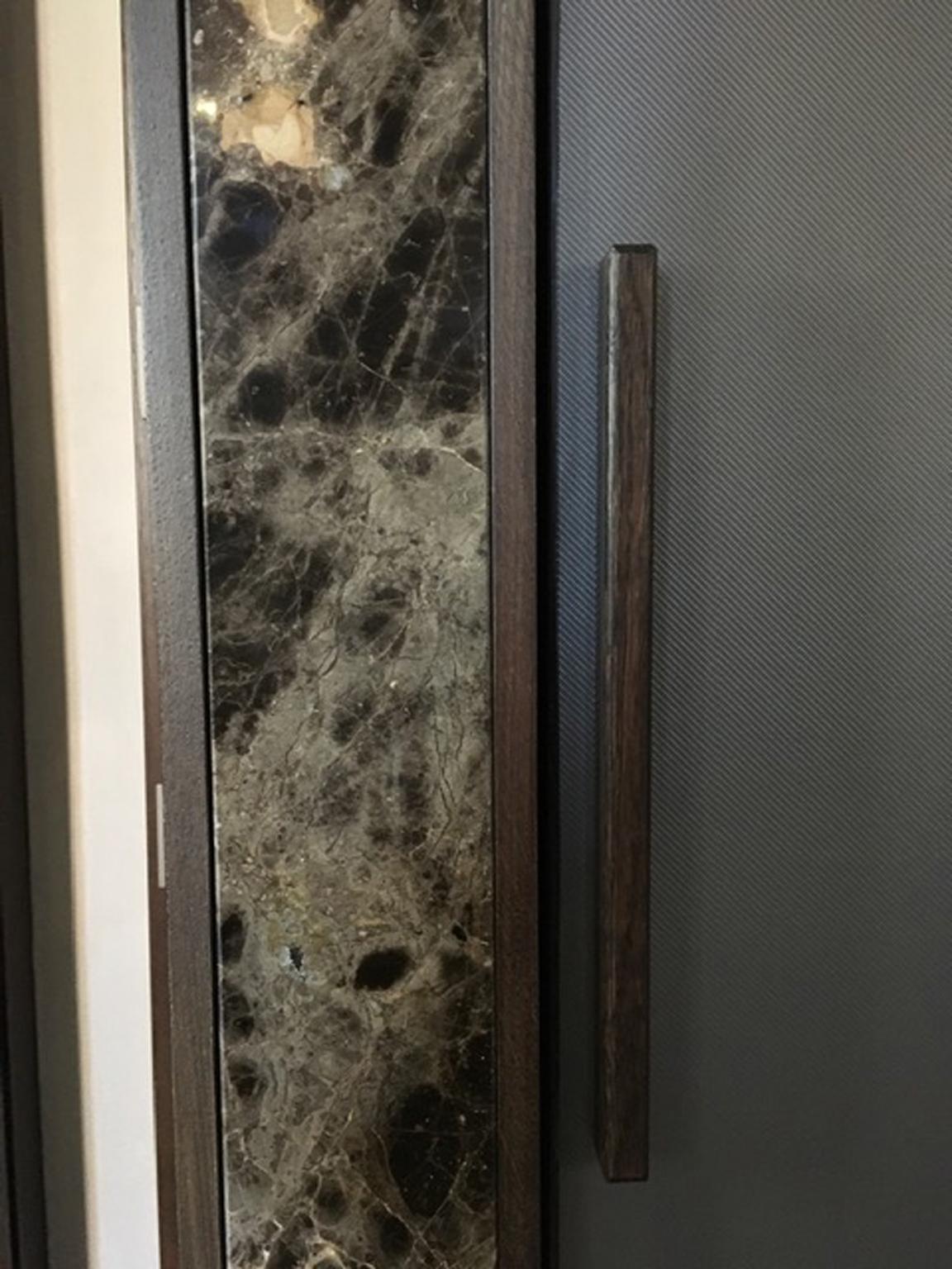 Armario de diseño contemporáneo italiano de mármol negro y madera de roble en venta 1