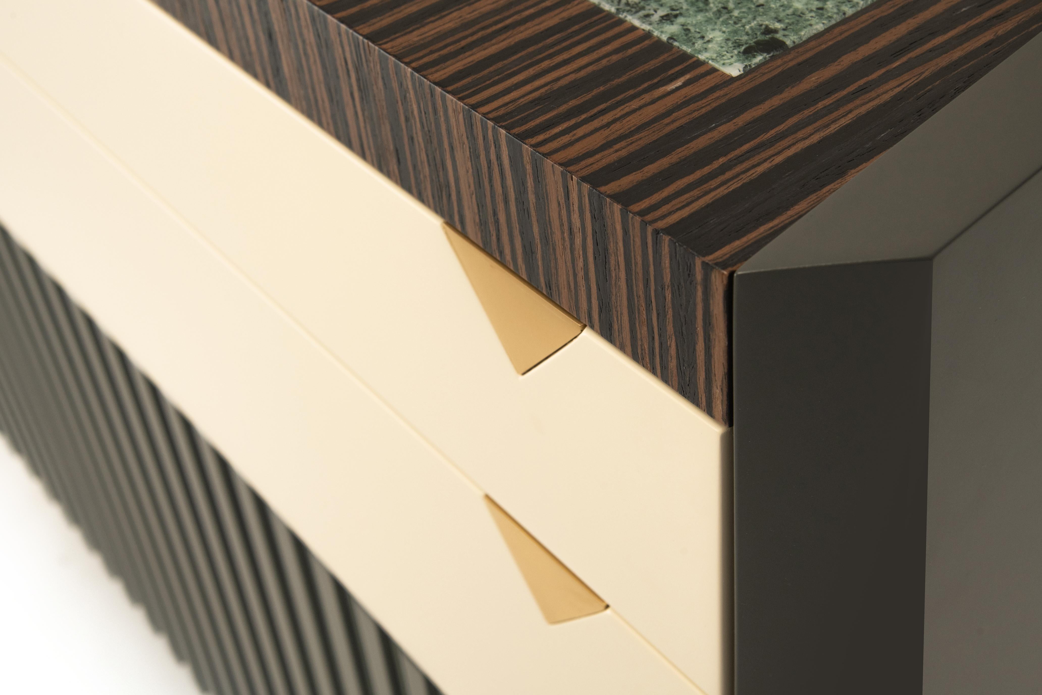 Armario Italiano de Diseño Contemporáneo, Tapa de Mármol, Pata de Latón, Hecho a Mano en Italia Moderno en venta