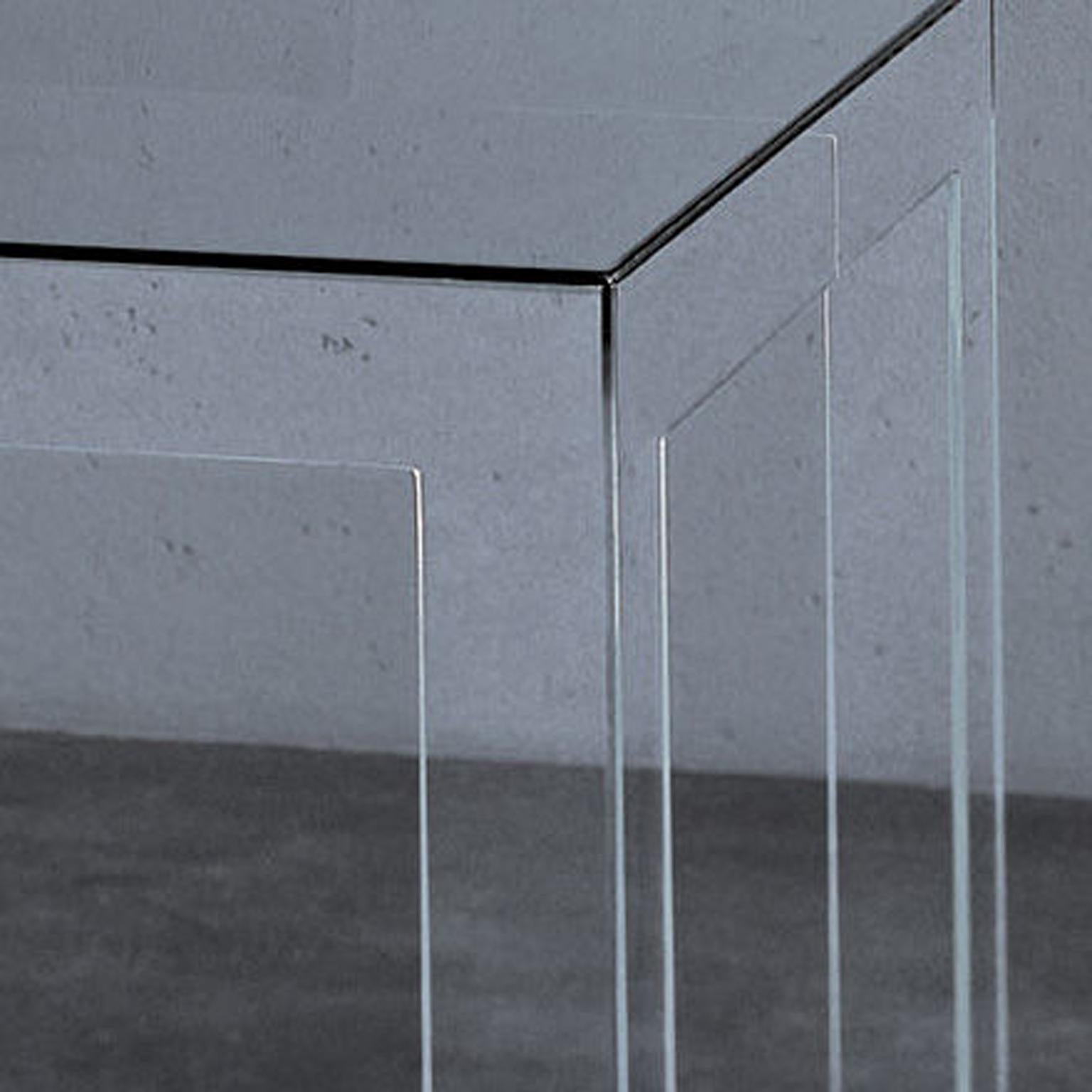 Table de salle à manger en verre transparent de conception contemporaine italienne, entièrement fabriquée en Italie.

Les principales caractéristiques de cette belle table très élégante sont : la pureté de sa forme, la sobriété et les techniques