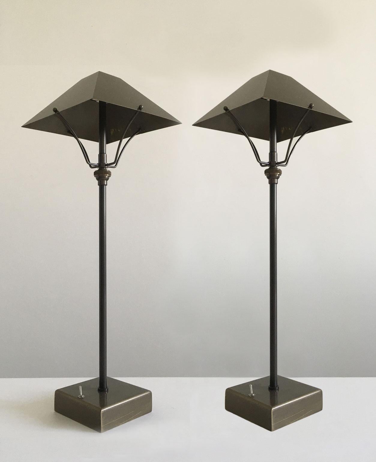 Dieses charmante Paar Tischlampen aus Messing wird in Italien aus Messing mit brünierter Oberfläche hergestellt.
Sein innovatives Merkmal ist, dass er kabellos ist, d.h. man kann ihn ohne Kontakt mit dem Stromnetz einschalten. Die Tischlampen