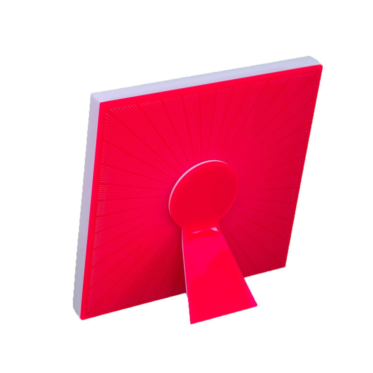 Sharing Red est une édition limitée de l'art avec la collection Heart de cadres photo pop recto-verso de Laura G Italy. Il est beau où que vous le regardiez, sa surface est décorée à l'avant et à l'arrière, un exemple typique de cadre photo Art with