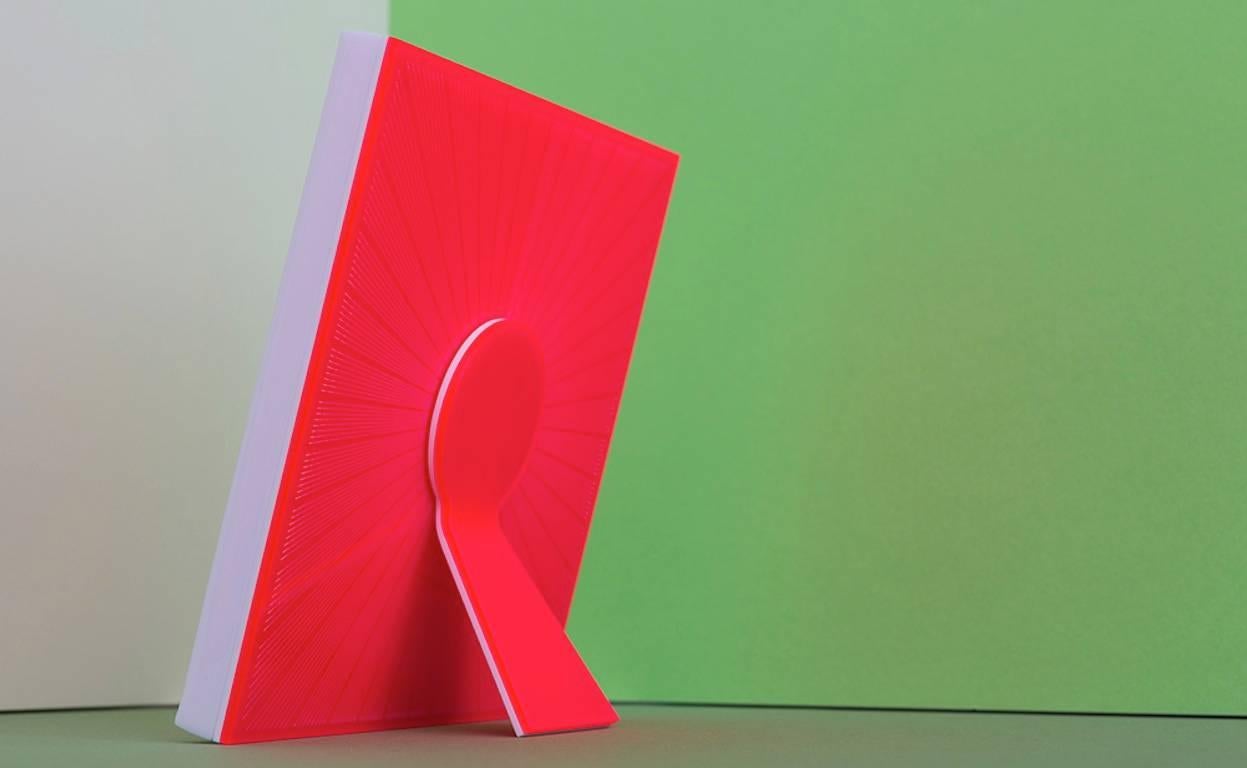 Italienischer italienischer Fotorahmen aus rotem und weißem Plexiglas, rot gesprenkelt im Angebot 3