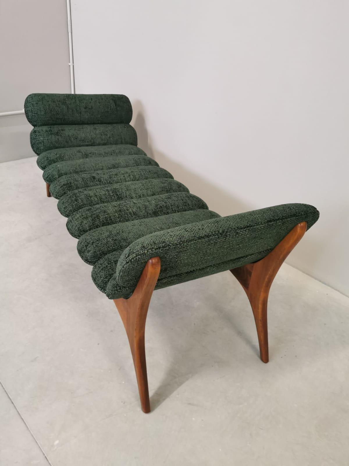 Beautiful bench upholstered with forest-green chenille, designed and handcrafted by us with structure in solid wood.
It is an object of high quality and refinement, ideal for giving elegance to your environments.
An object of high quality and