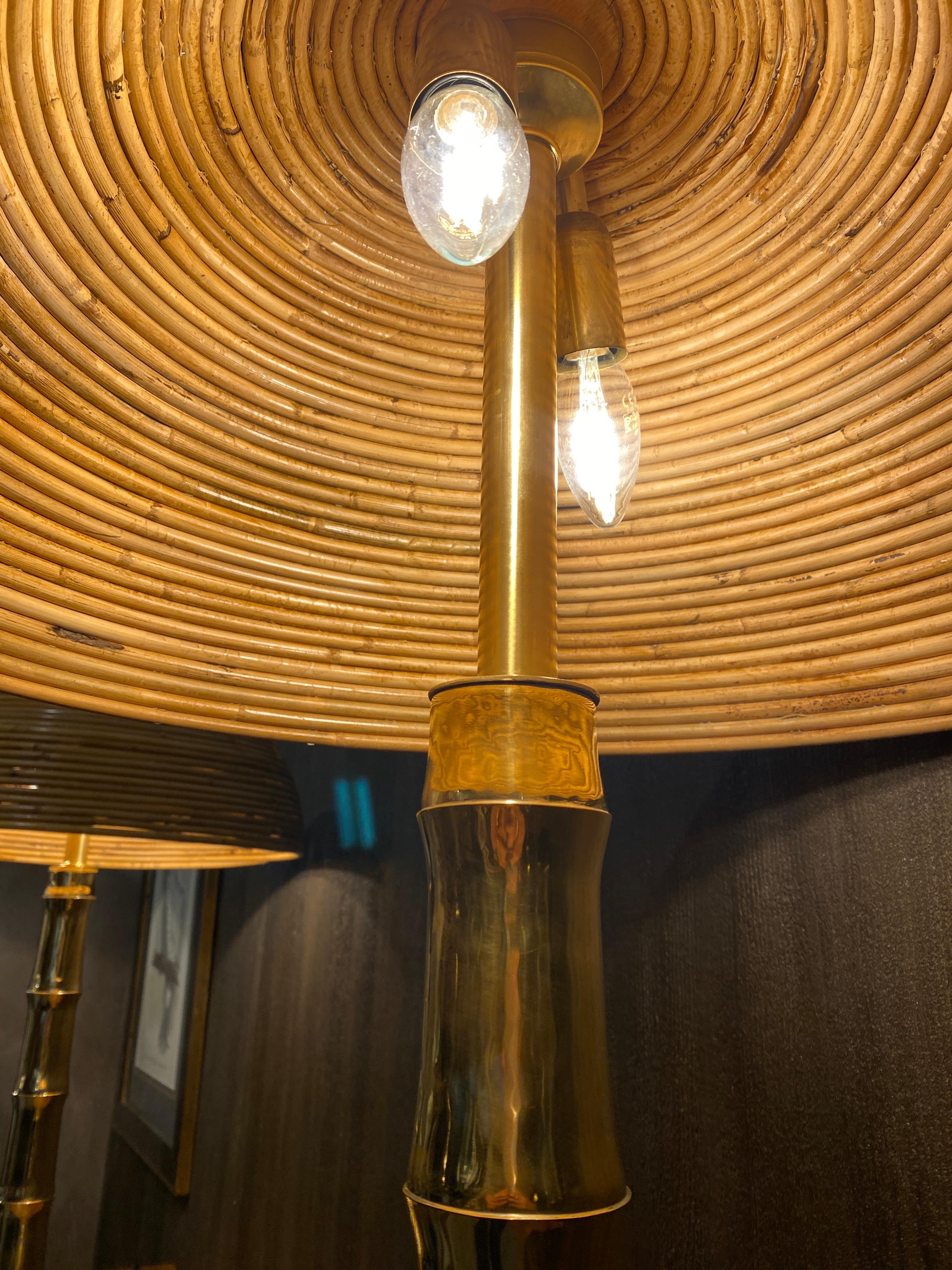 Mid-Century Modern Lampe en laiton avec abat-jour en bambou de style Gabriella Crespi Contemporary en vente