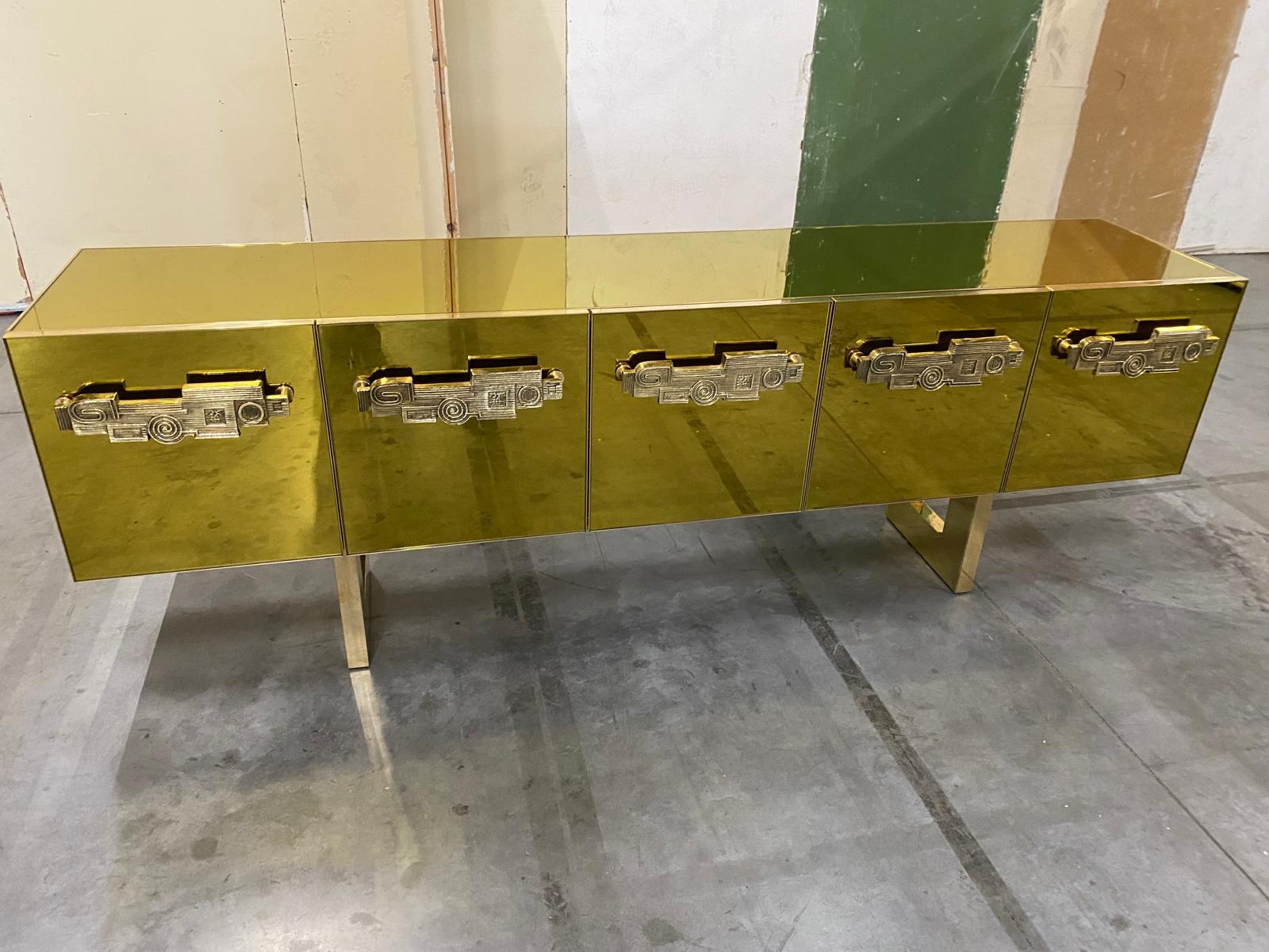 Italienische Anrichte mit Goldspiegel, Messing und Holz mit skulpturalem Griff im Angebot 4