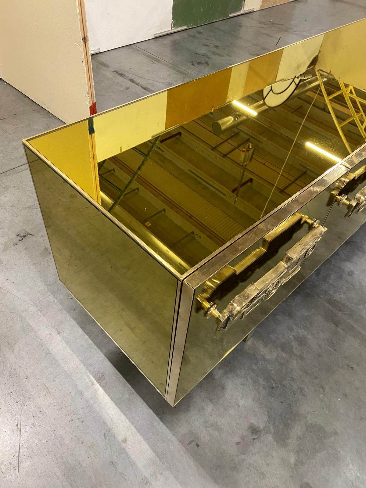 Italienische Anrichte mit Goldspiegel, Messing und Holz mit skulpturalem Griff im Angebot 5