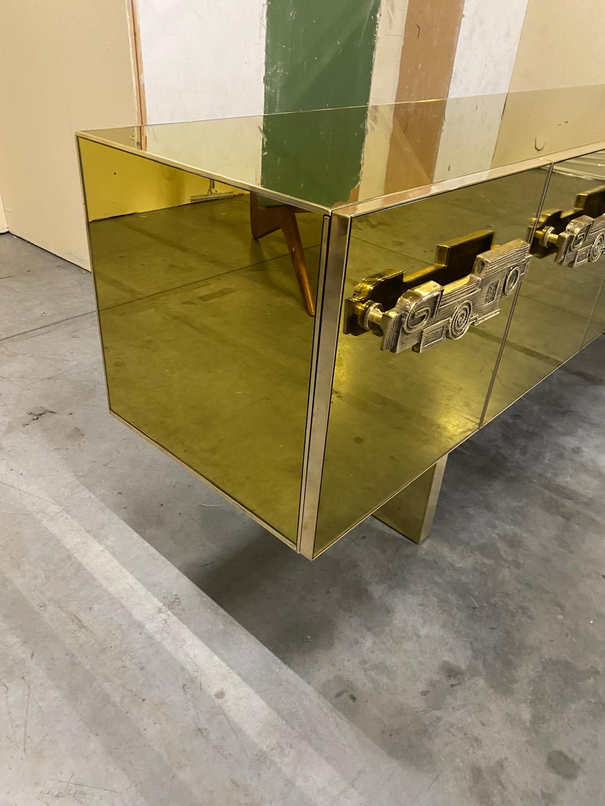 Wunderschönes Sideboard mit 5 Theken, von uns entworfen und handgefertigt, mit Struktur und Innenausstattung aus Massivholz, Beinen und Abschlüssen aus Messing und Abdeckungen und Dekorationen aus Goldspiegel. 
Schöne Bronzeskulptur Griffe.
Es ist