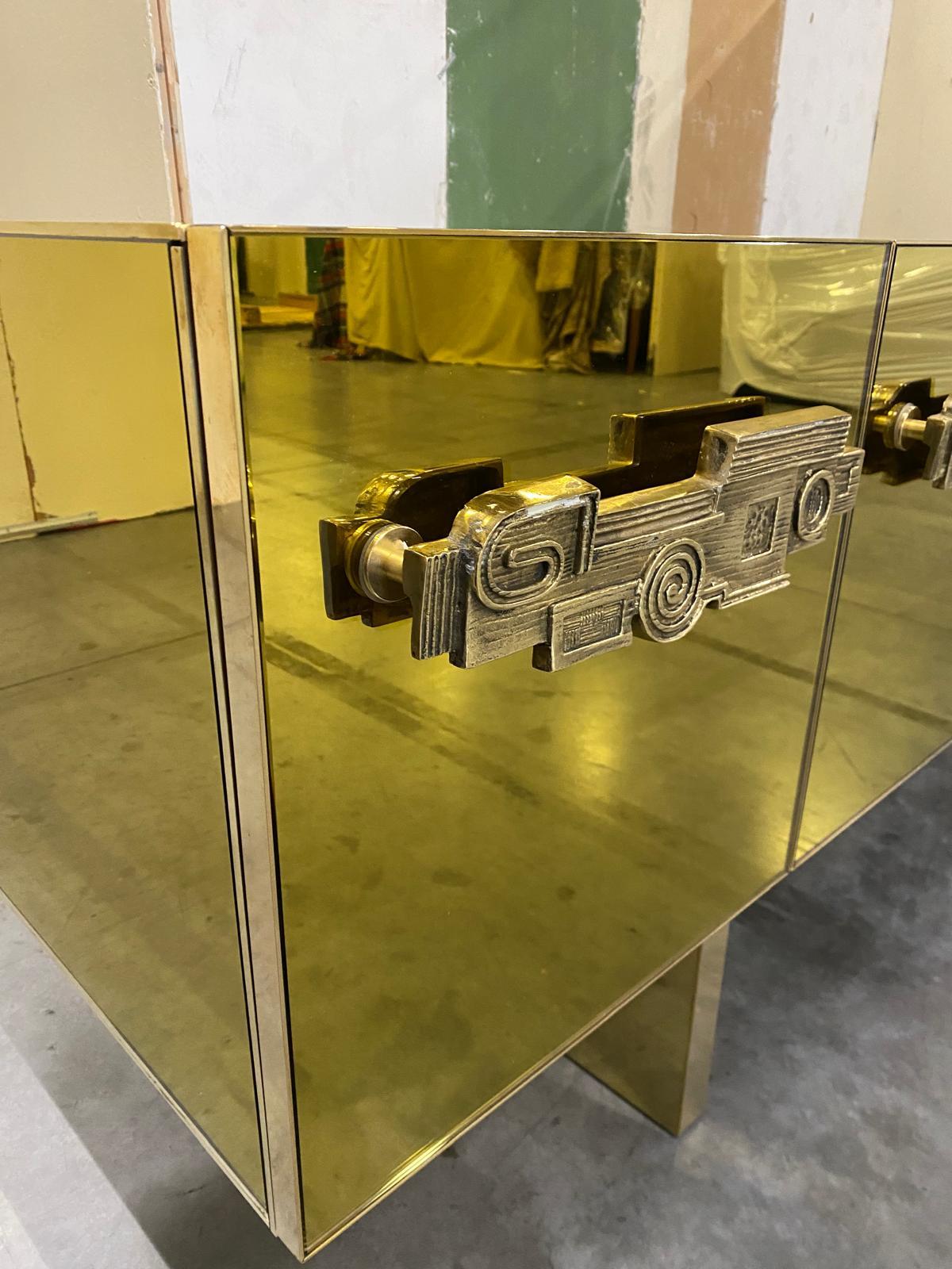 Italienische Anrichte mit Goldspiegel, Messing und Holz mit skulpturalem Griff (Moderne) im Angebot