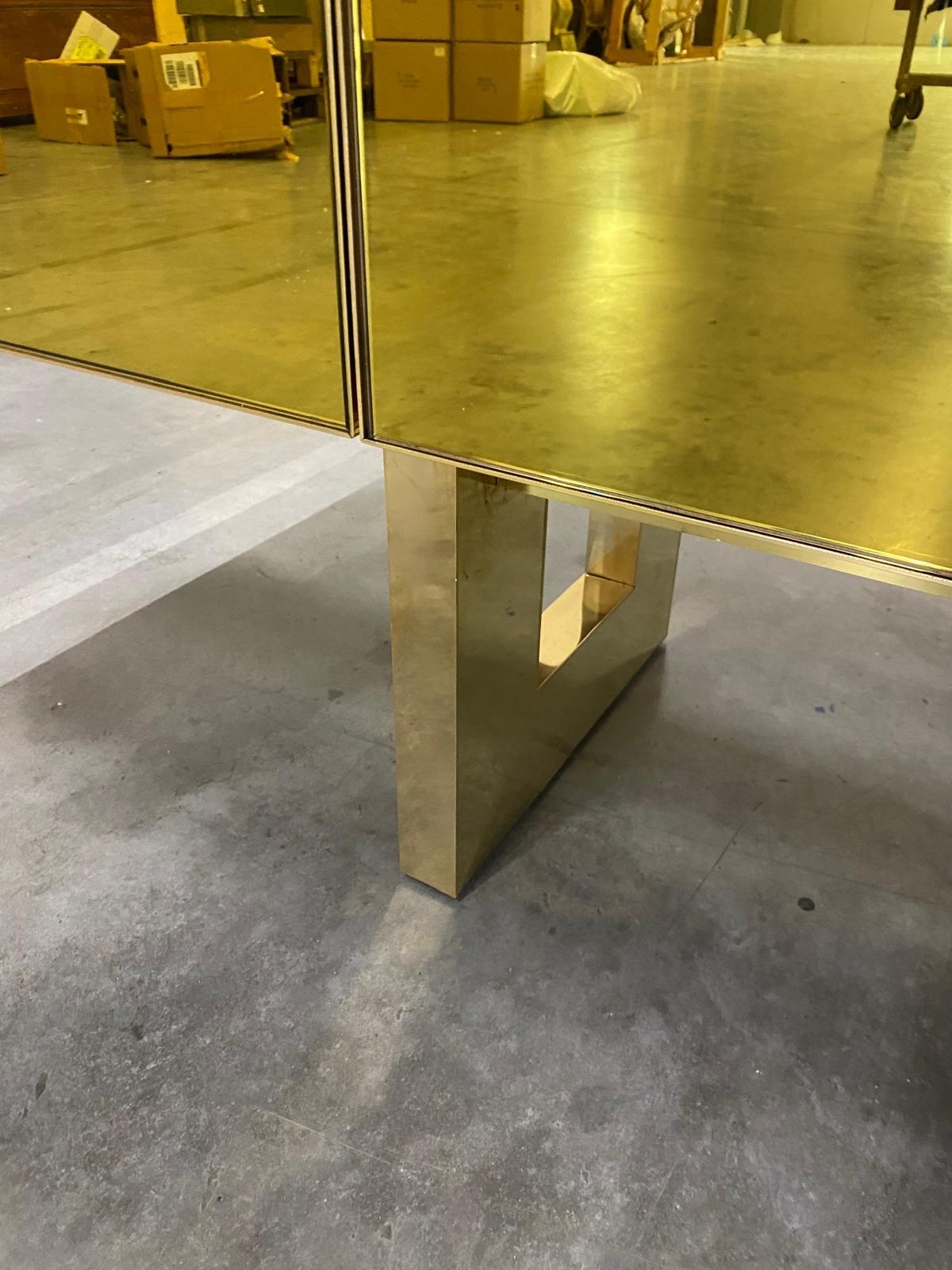 Italienische Anrichte mit Goldspiegel, Messing und Holz mit skulpturalem Griff (Handgefertigt) im Angebot