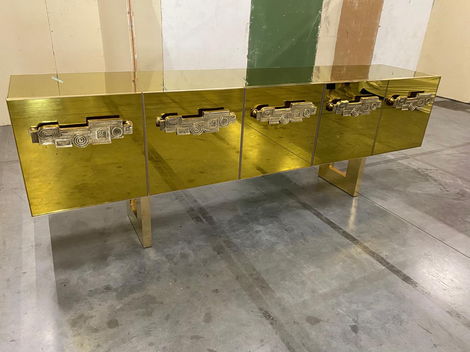 Italienische Anrichte mit Goldspiegel, Messing und Holz mit skulpturalem Griff im Zustand „Neu“ im Angebot in Scandicci, Florence