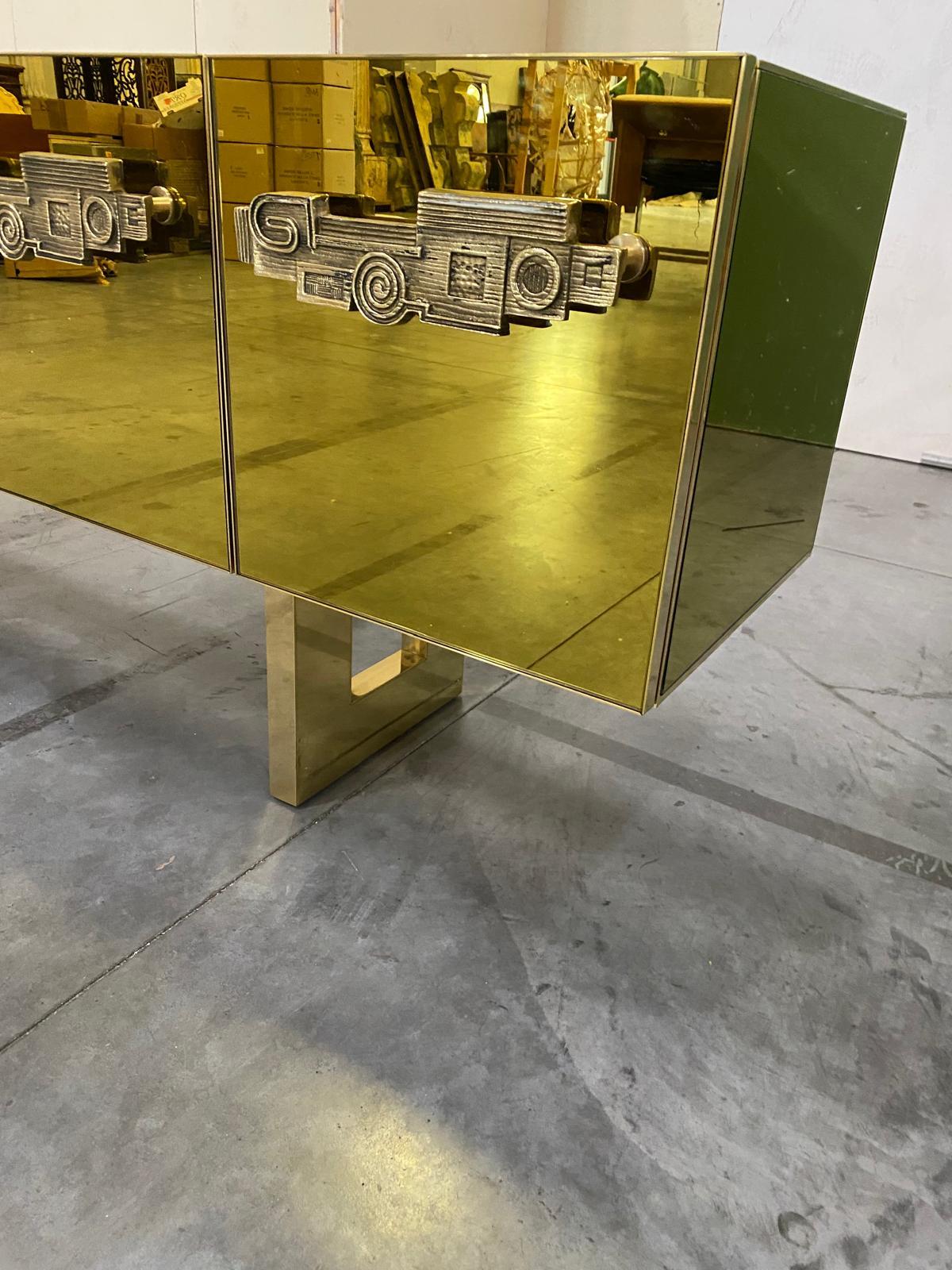 Italienische Anrichte mit Goldspiegel, Messing und Holz mit skulpturalem Griff (21. Jahrhundert und zeitgenössisch) im Angebot