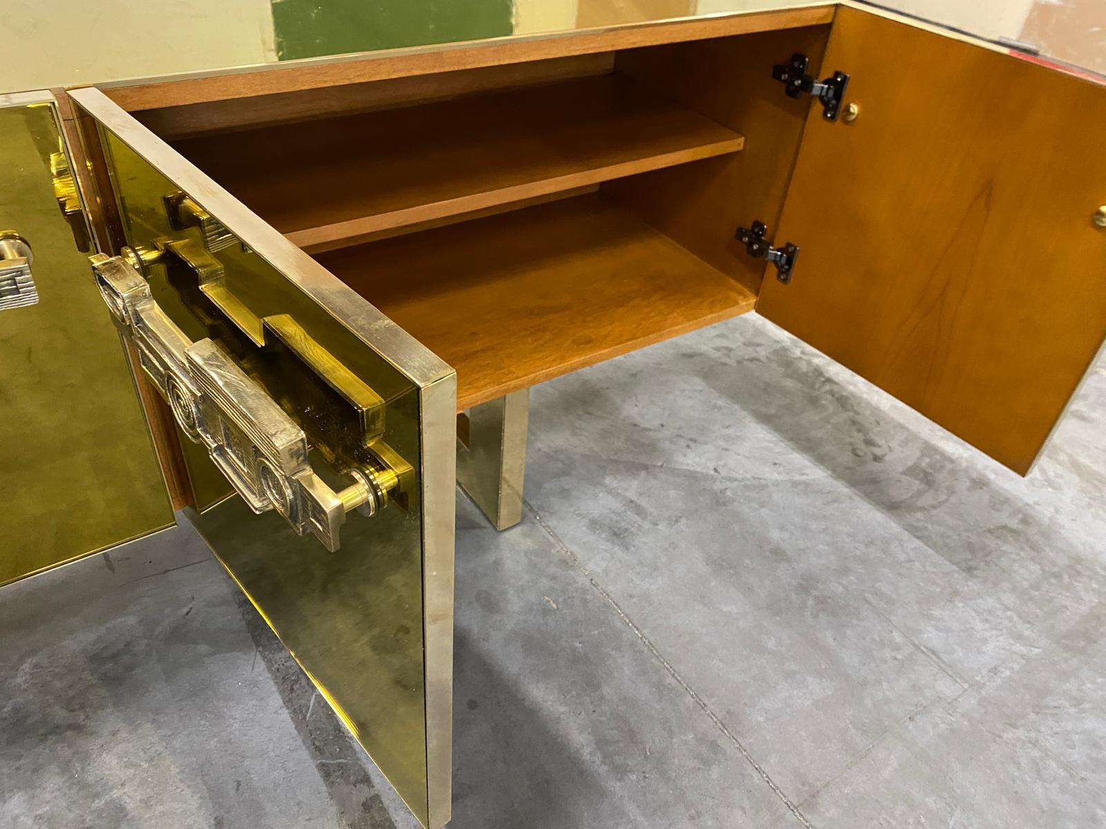 Italienische Anrichte mit Goldspiegel, Messing und Holz mit skulpturalem Griff im Angebot 1