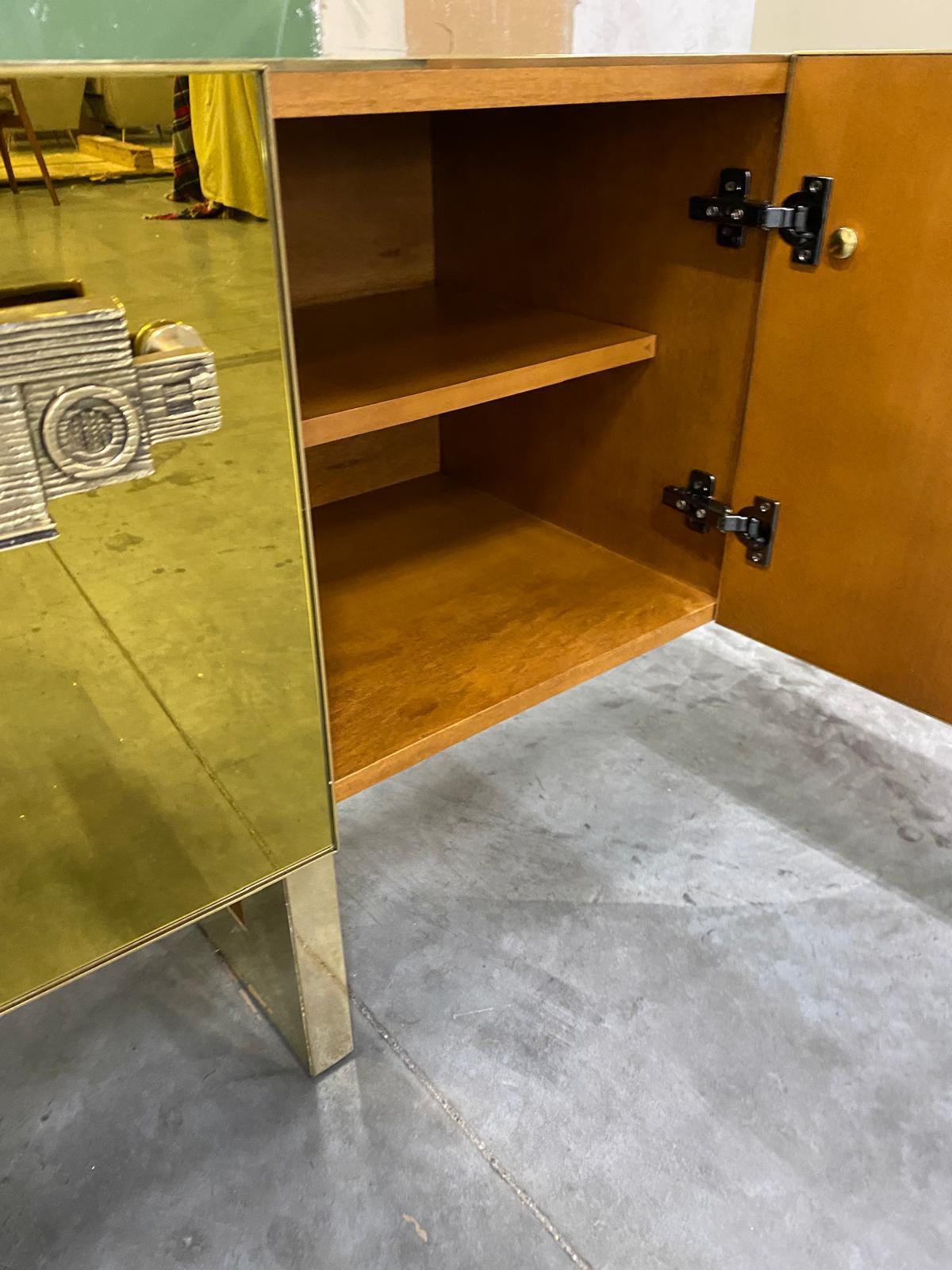 Italienische Anrichte mit Goldspiegel, Messing und Holz mit skulpturalem Griff im Angebot 2