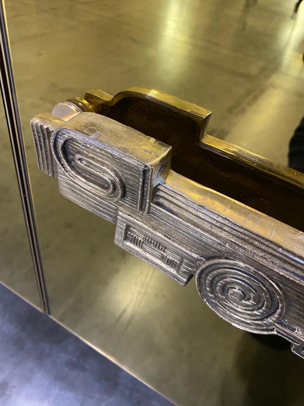 Italienische Anrichte mit Goldspiegel, Messing und Holz mit skulpturalem Griff im Angebot 3