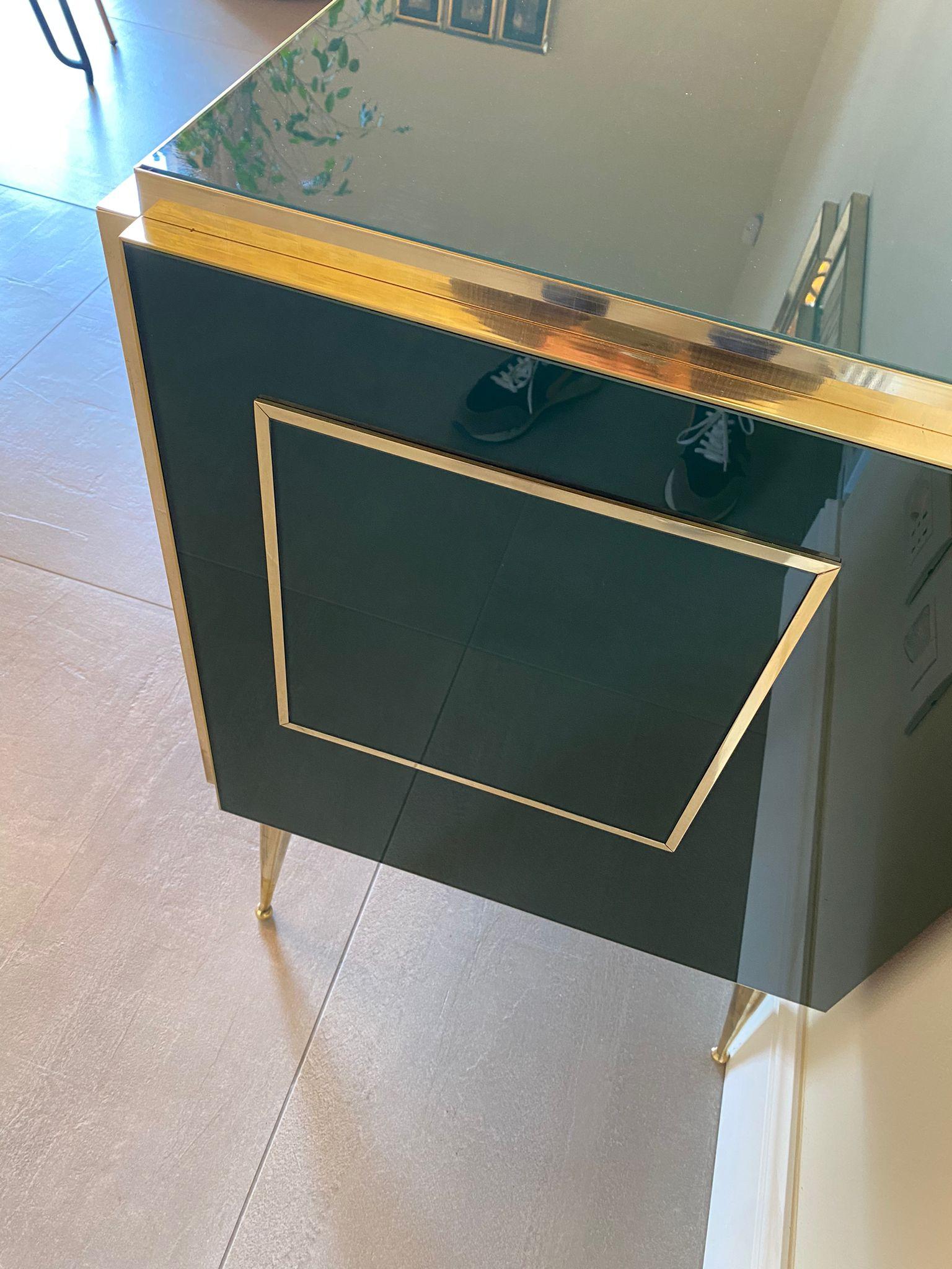 Italienisches zeitgenössisches Sideboard aus grünem Murano-Glas, Messing und Holz (Handgefertigt) im Angebot